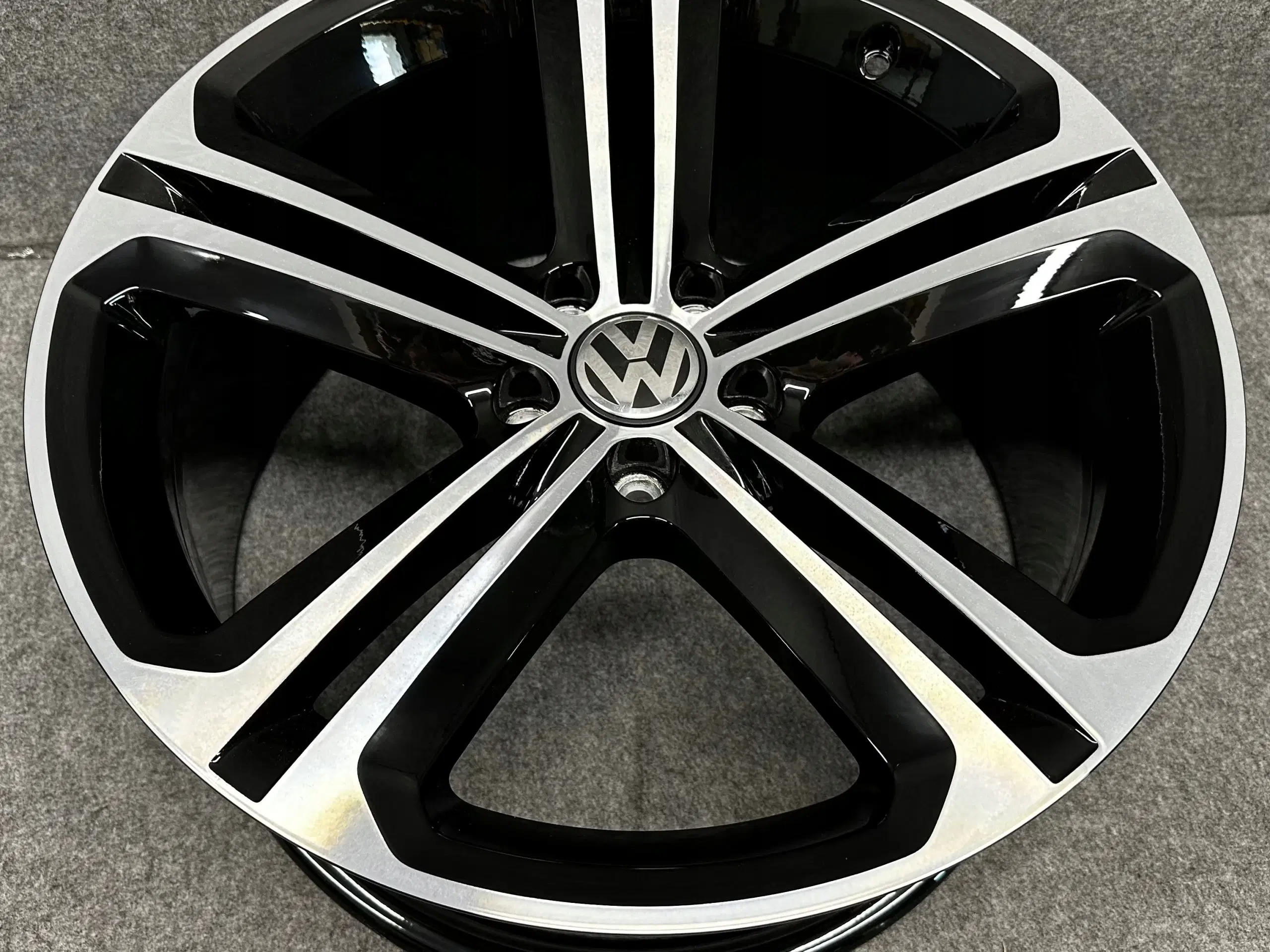 VW TIGUAN 5N 5N0 R-LINE MALLORY 90" x 19" 5x112