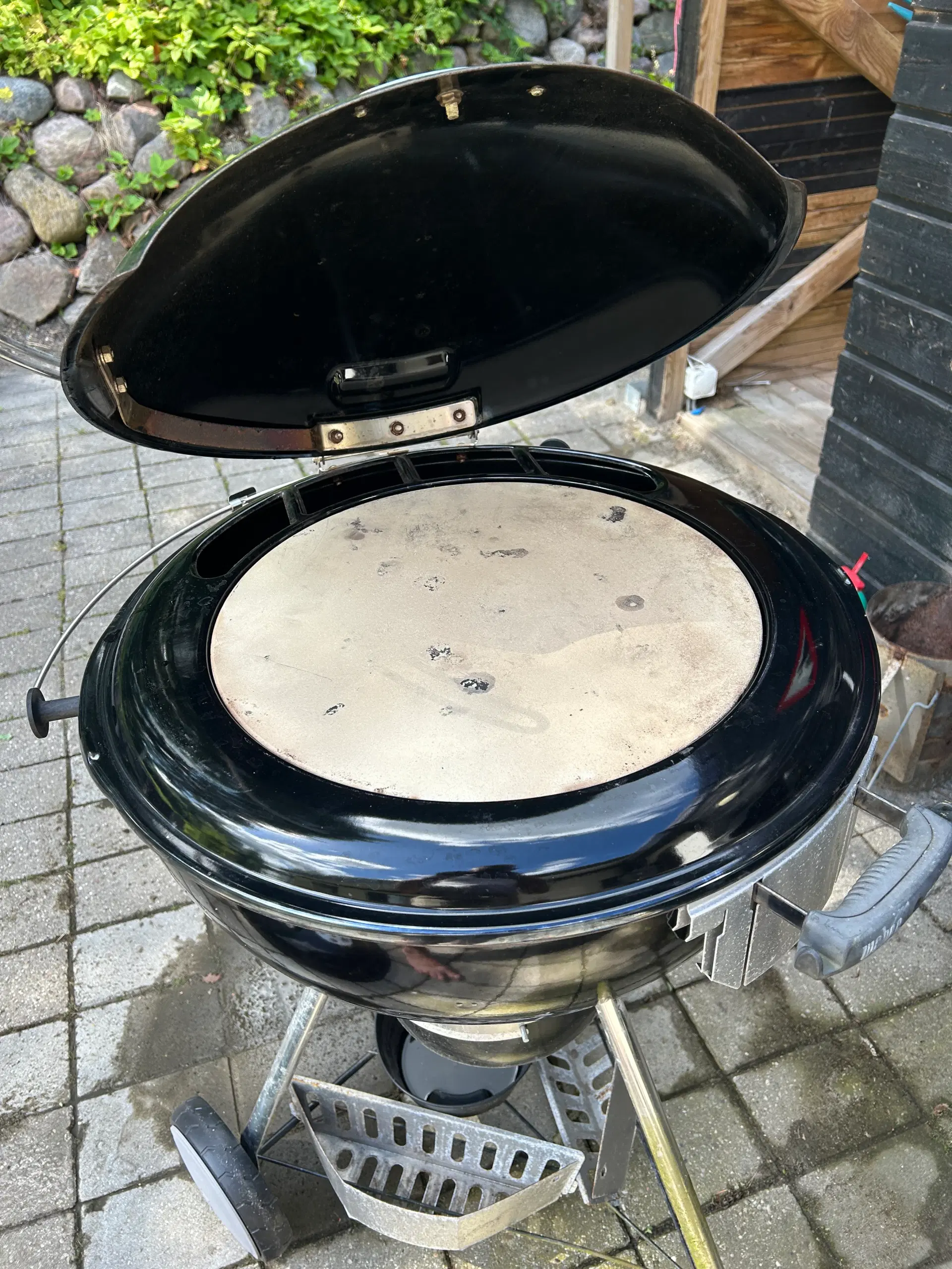 Weber 57cm Kuglegrill med pizzaindsats