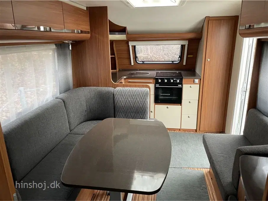 2012 - Adria Adora 613 HT   Lækker fastligger vogn med frontkøkken med komfur fra Hinshøj Caravan
