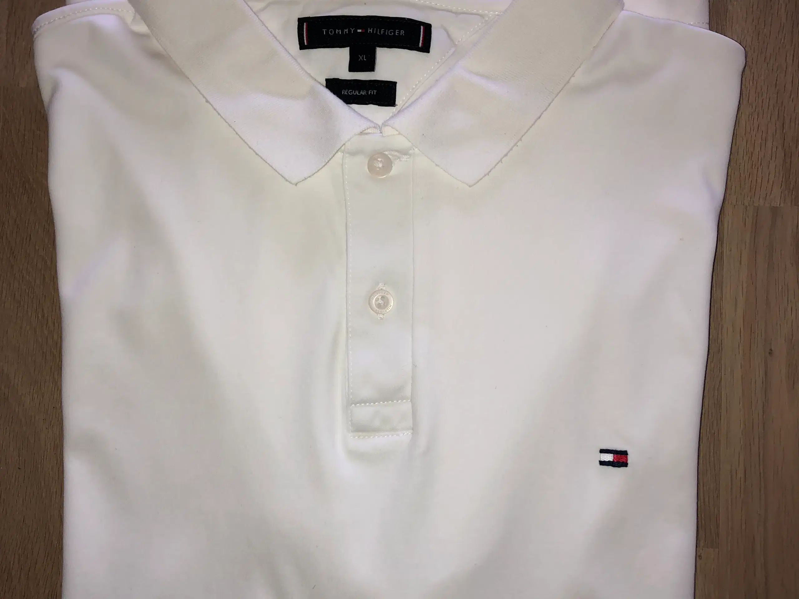 Lækker hvid polo t-shirt fra Tommy Hilfiger