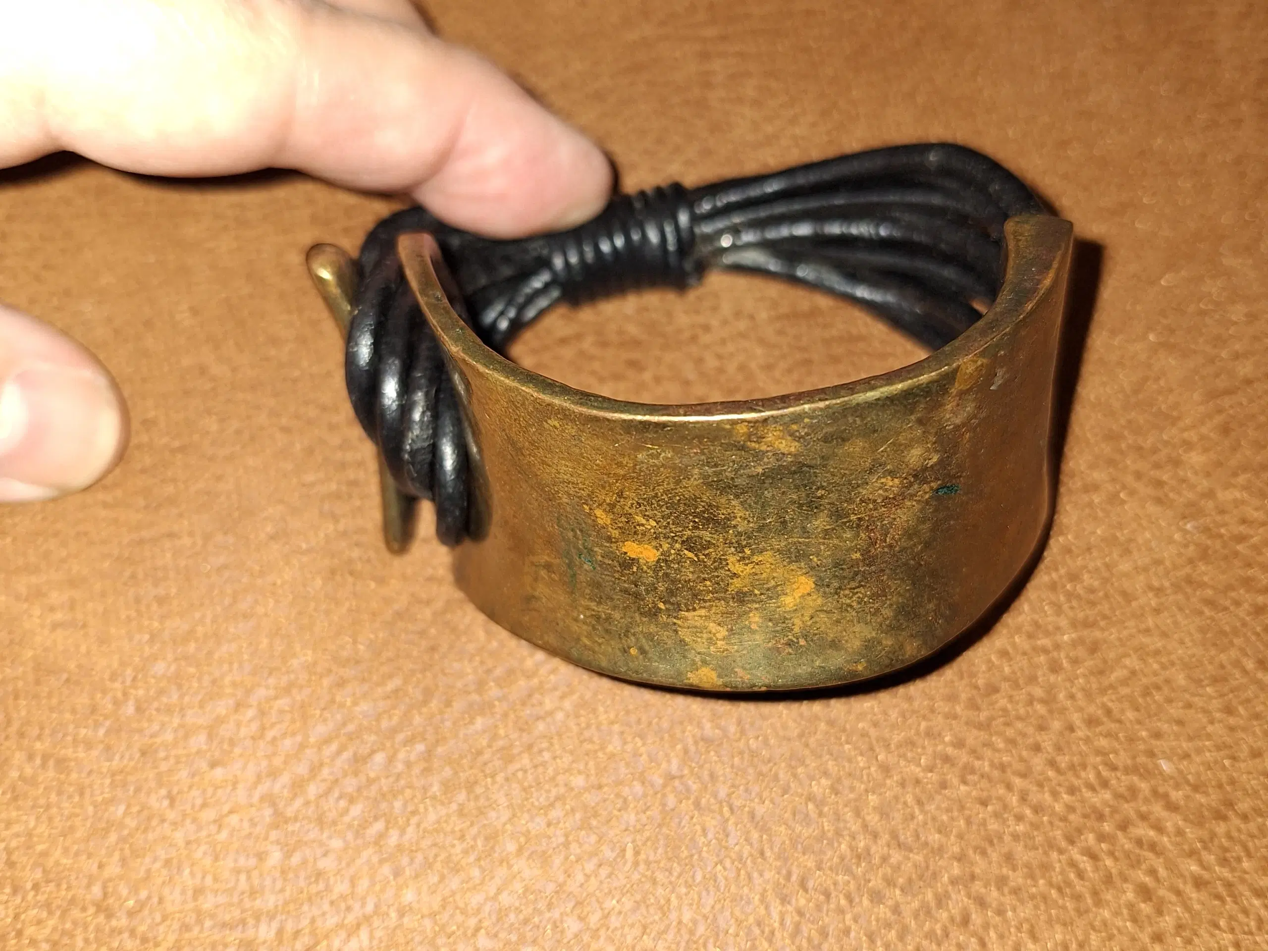 Armbånd med bred metalplade