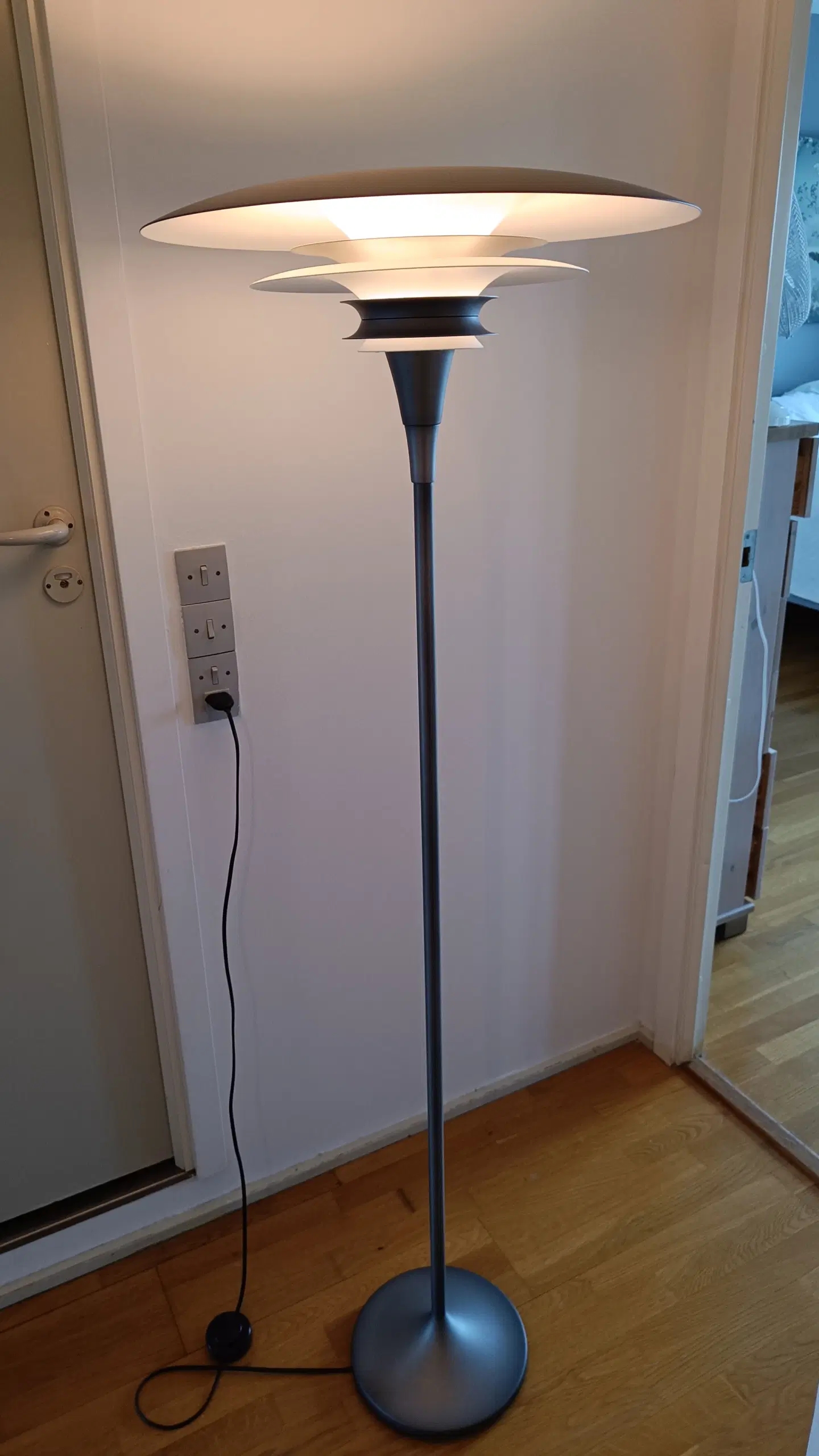 Smuk Belid Diablo gulvlampe grå