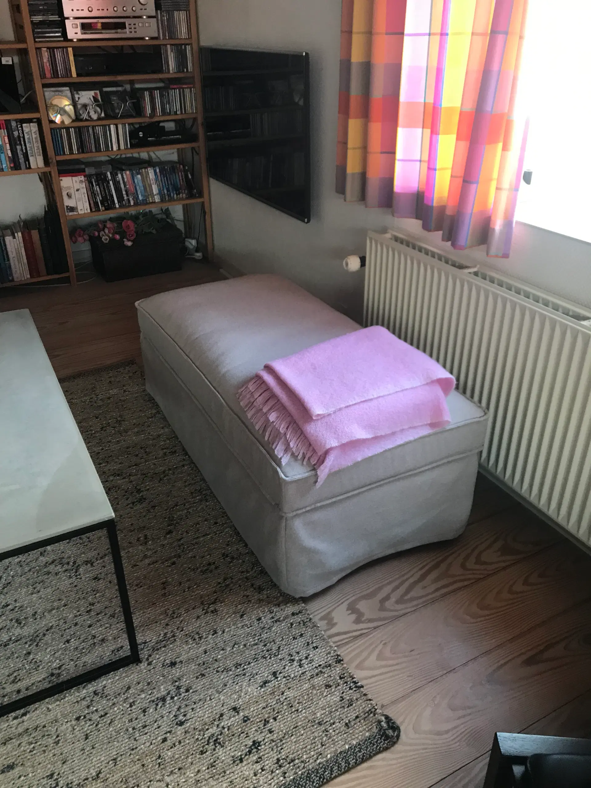 Hjørnesofa med puf og bord