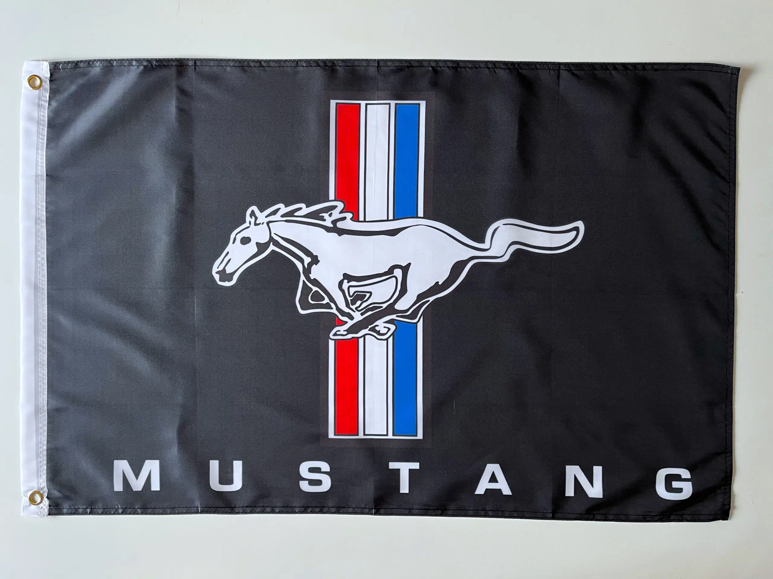 Flag med Mustang