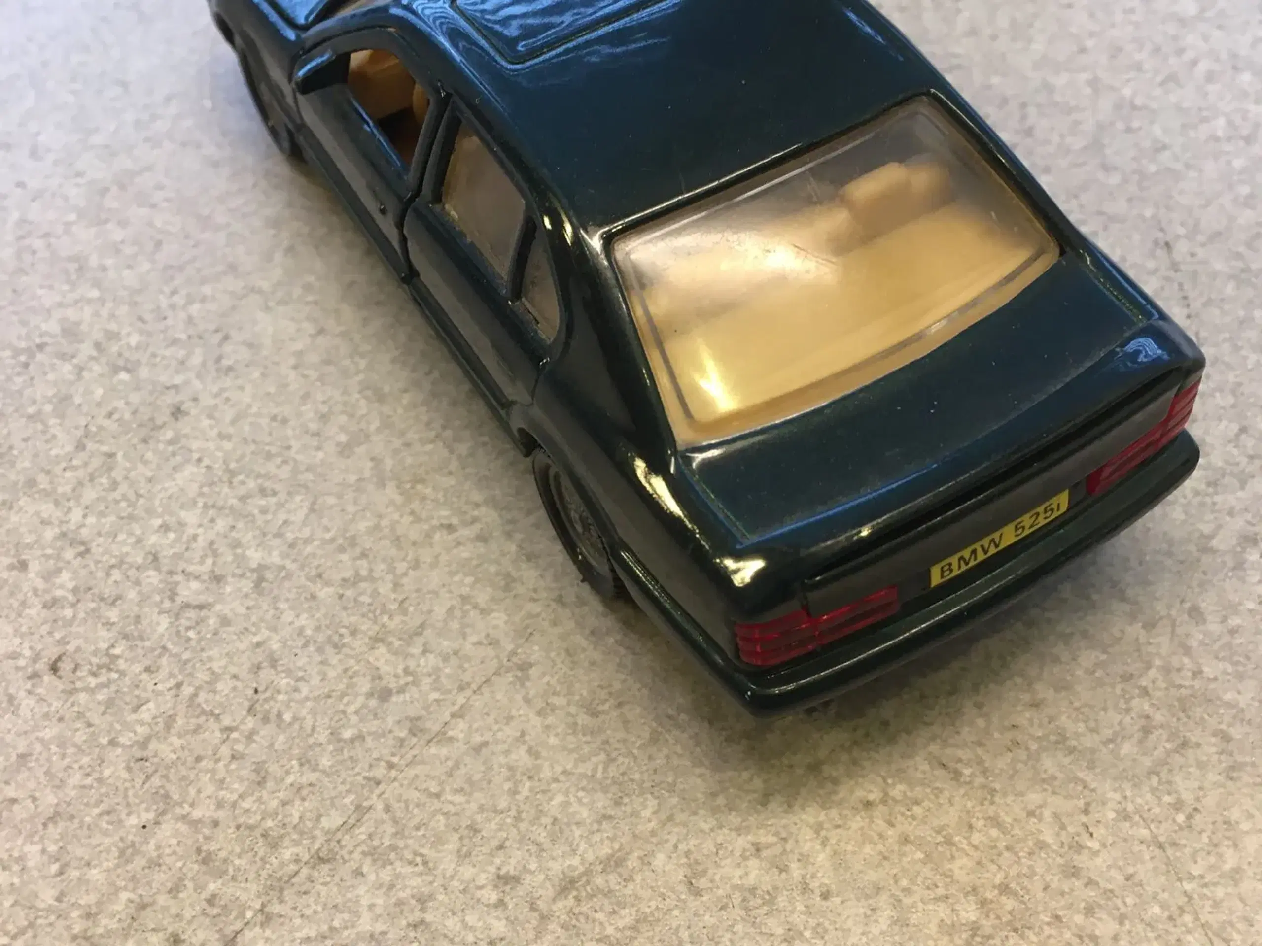 BMW 525i fin metal Corgi model