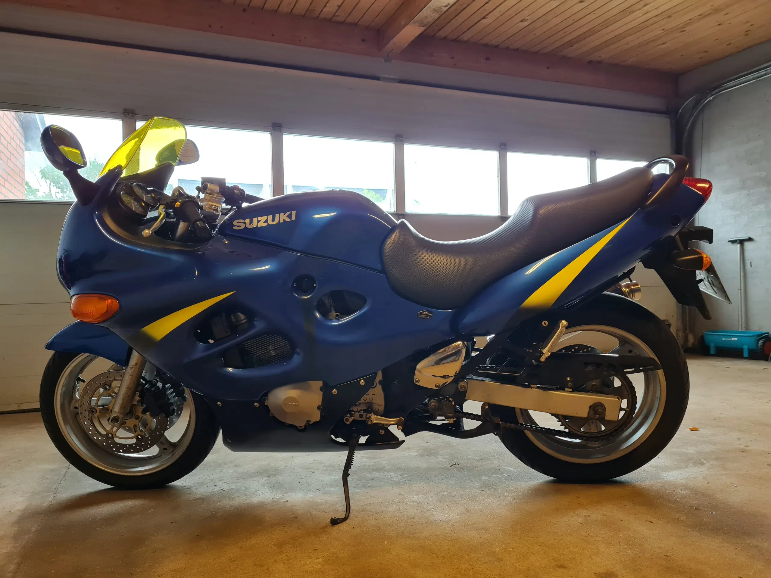 SUZUKI GSX 600F