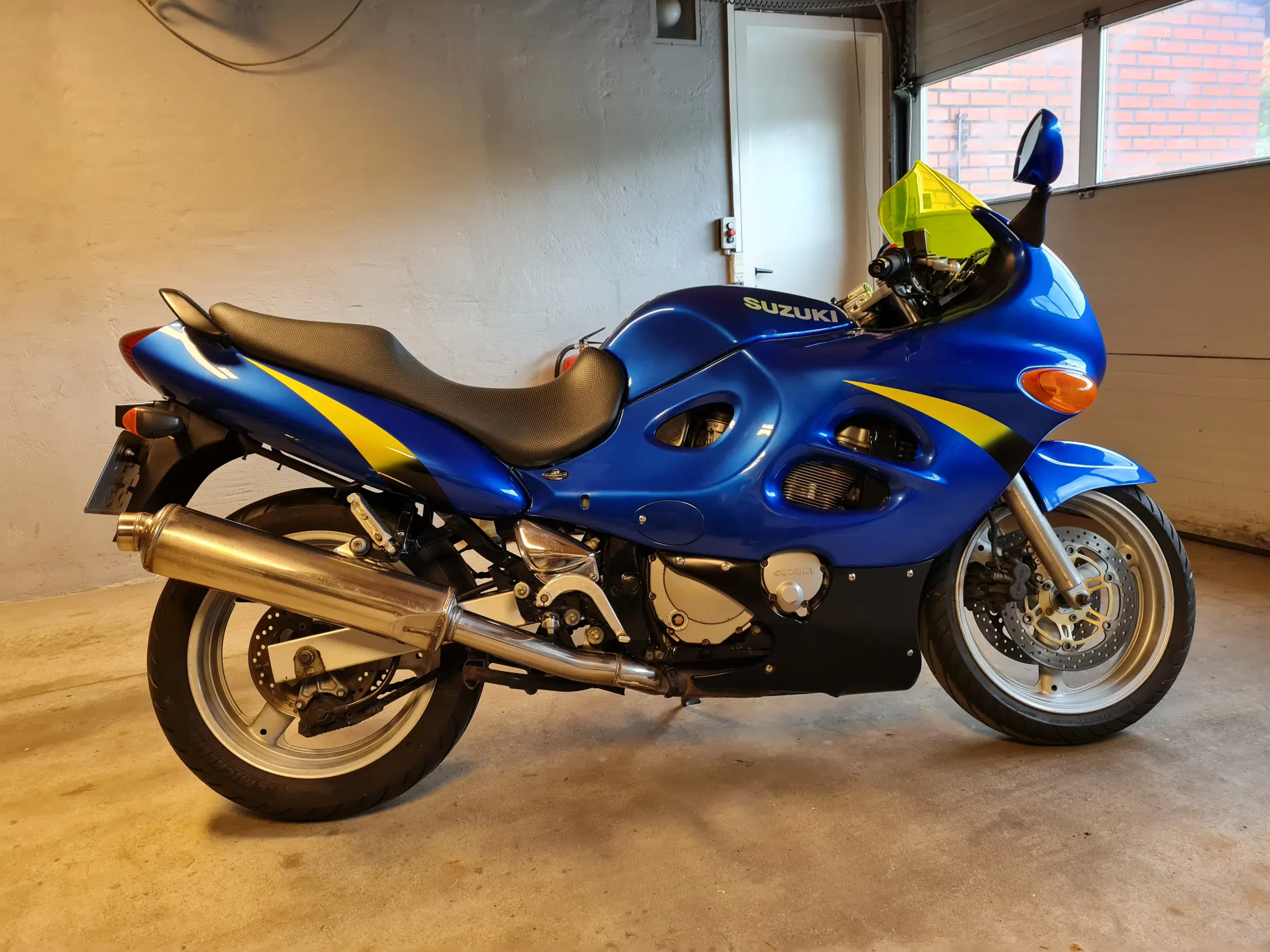 SUZUKI GSX 600F