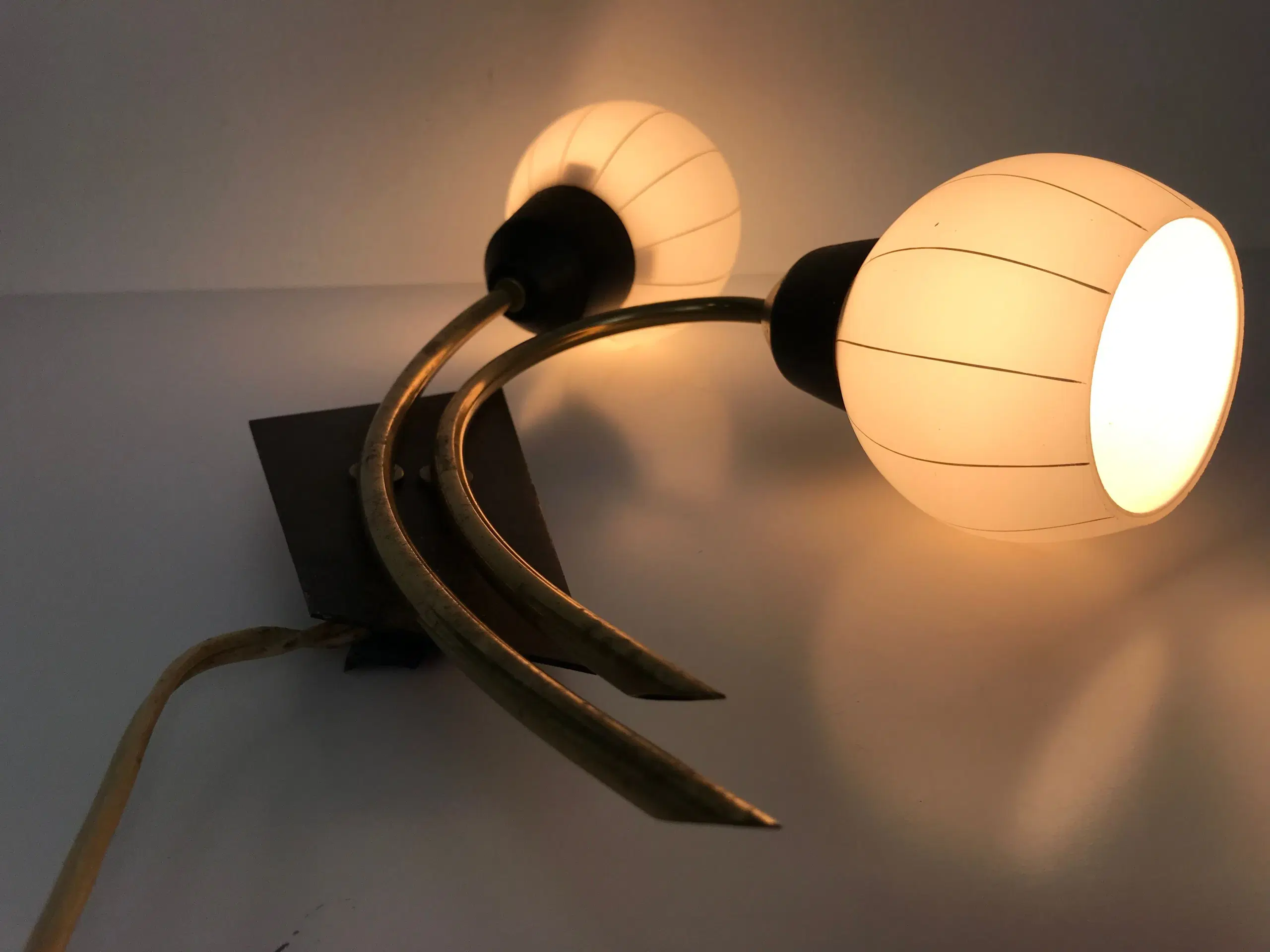 Vintage væglampe i messing og opalglas
