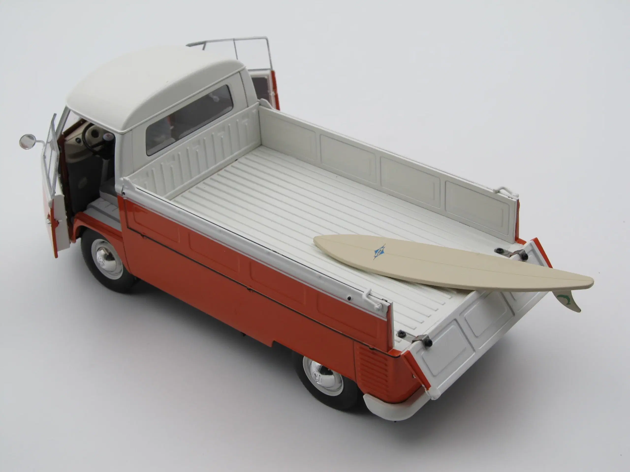 1963 VW T1 Pritsche / Sika m Surfboard 1:18