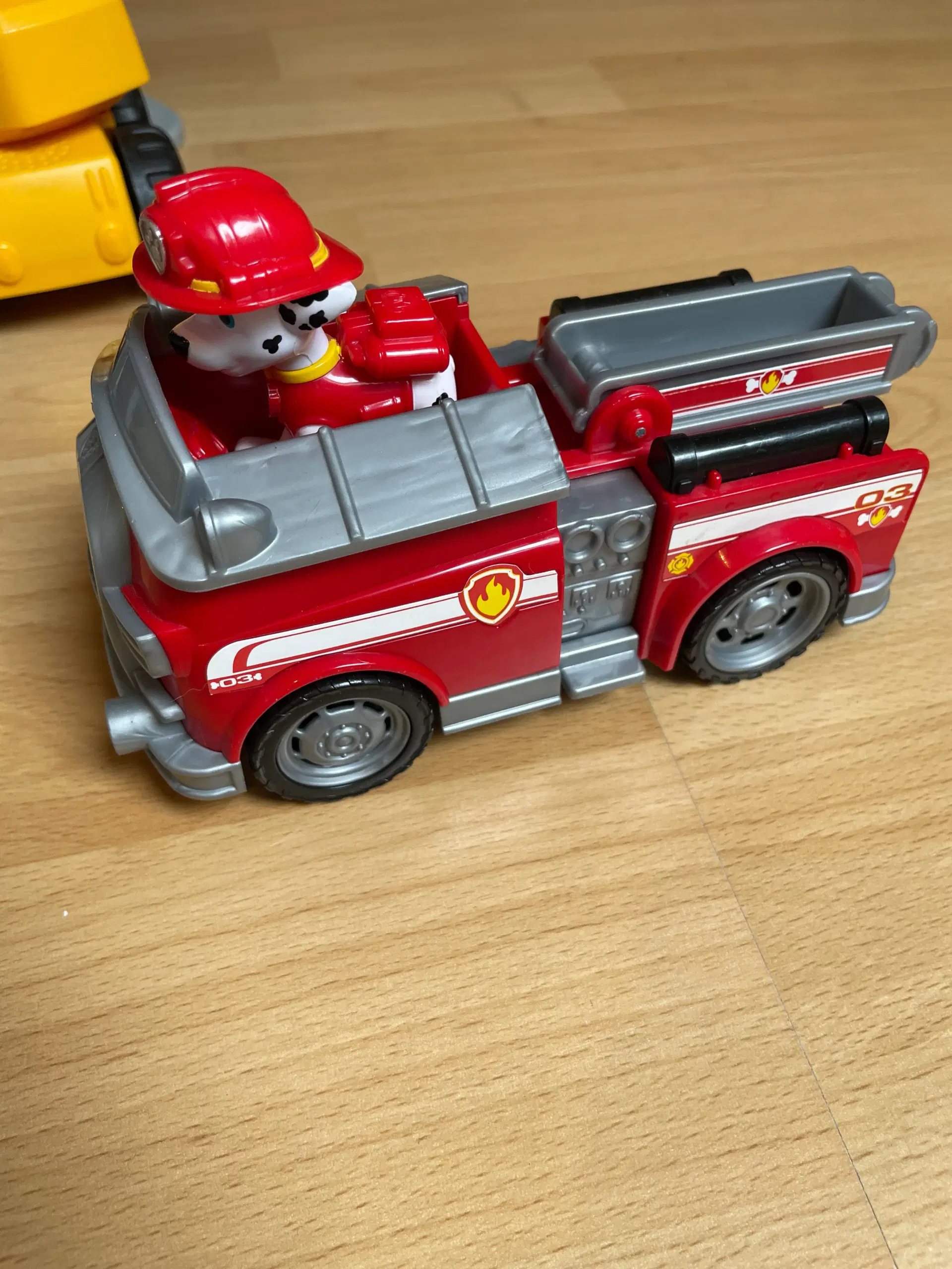 Legetøj ( Paw patrol p-hus med biler osv)