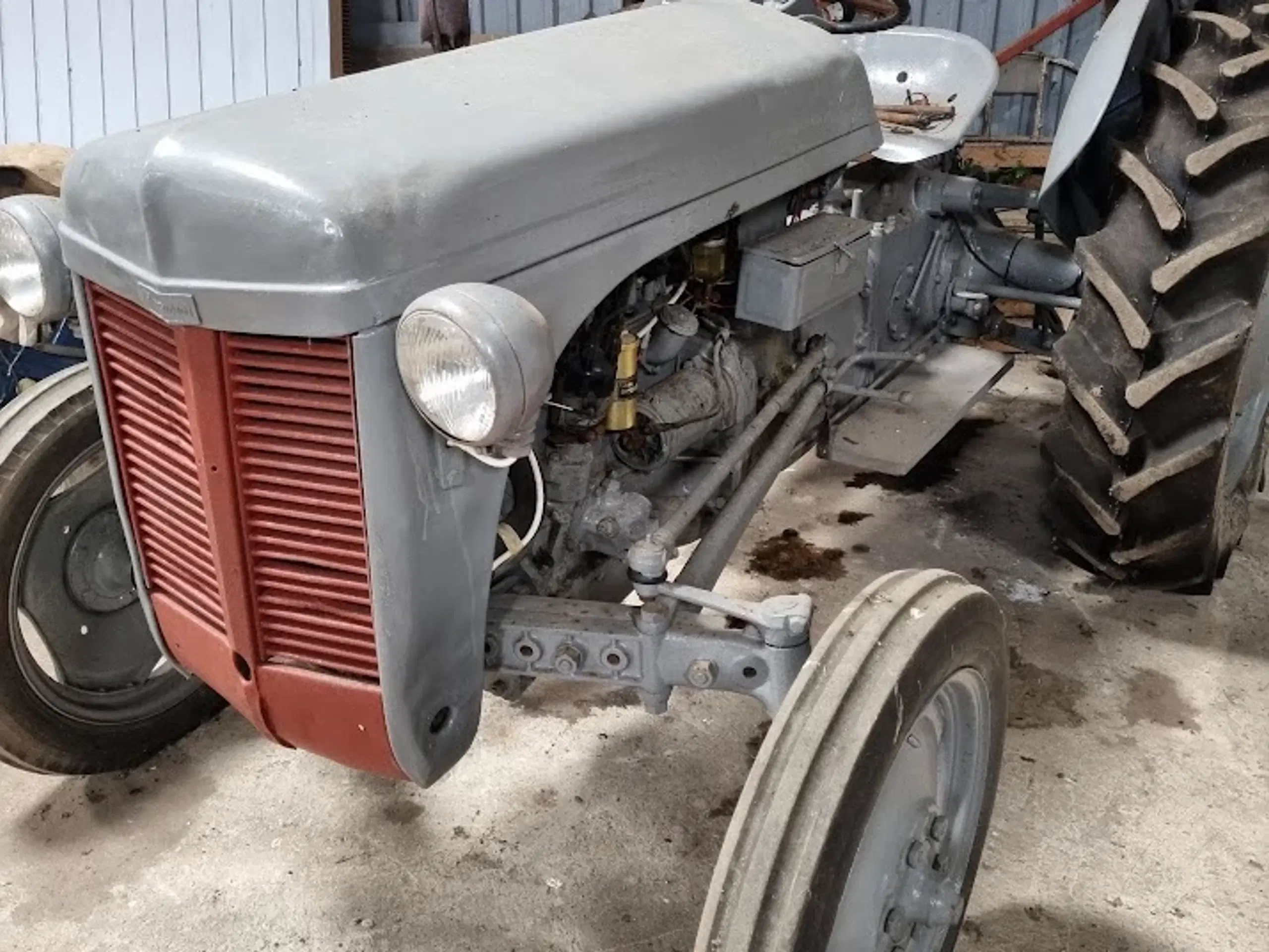 Grå Massey Ferguson 1928 Benzin