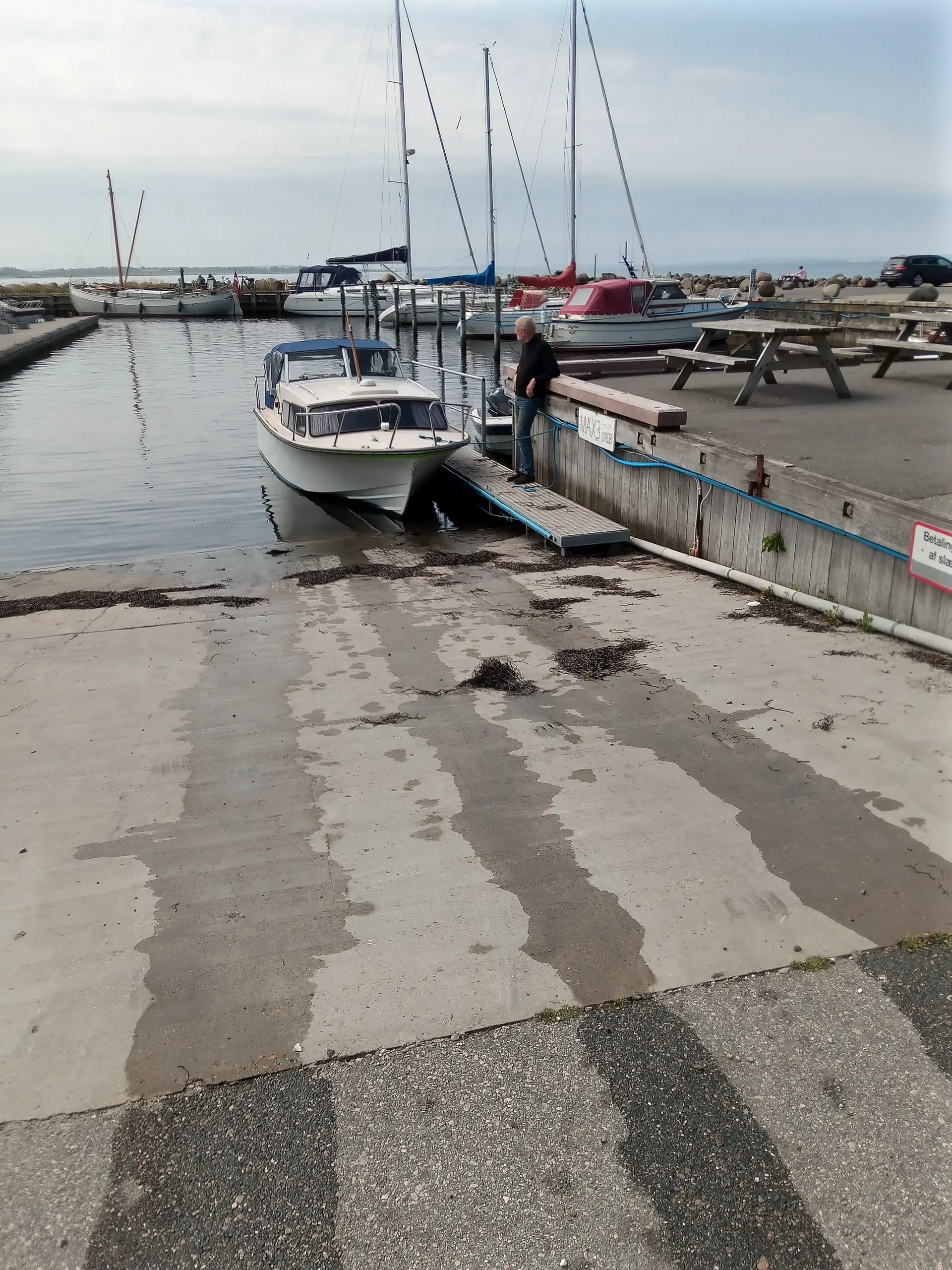 kabinebåd med trailer og stor elspil