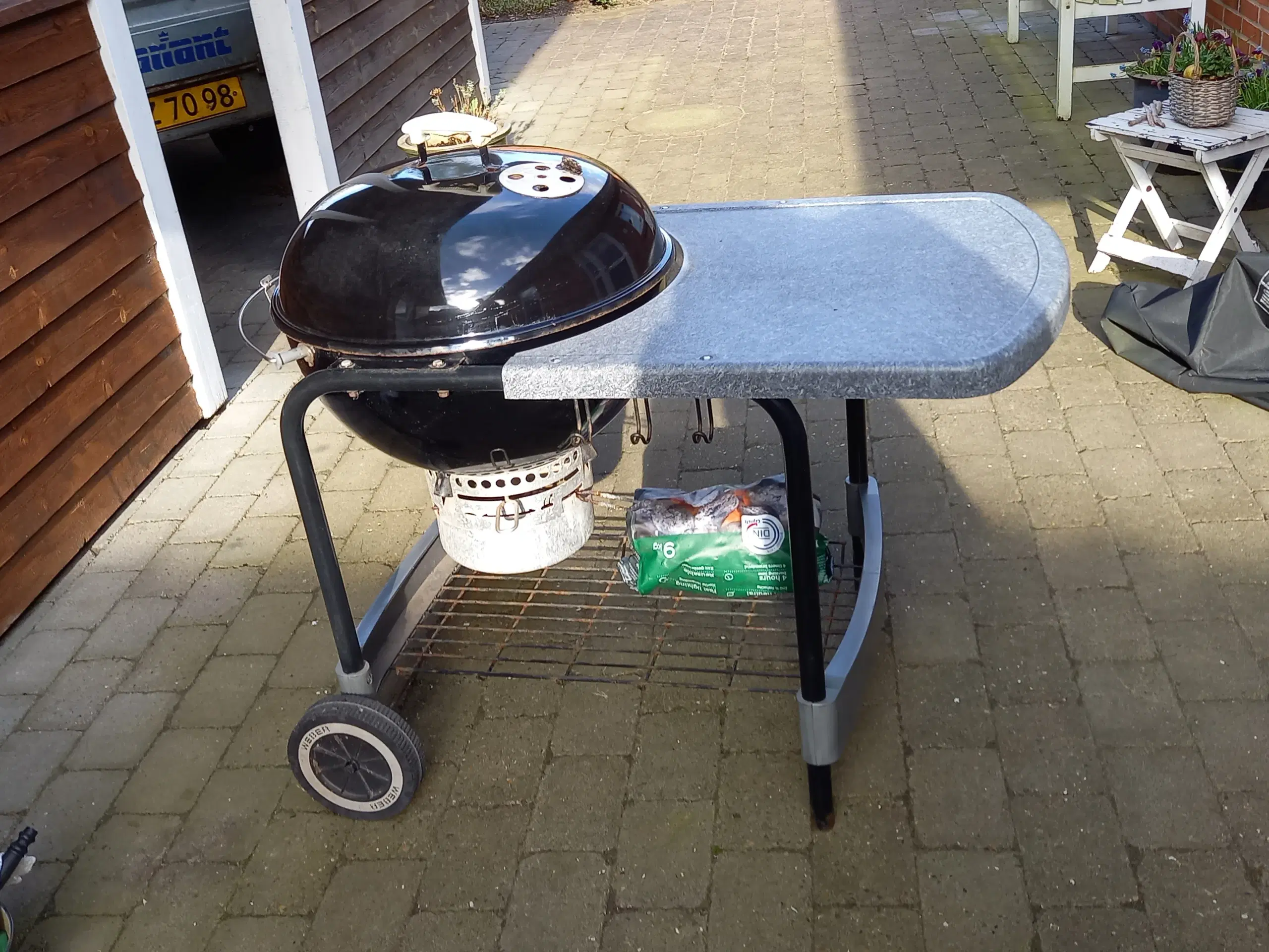 Weber kuglegrill med Baker Grill rotisserie