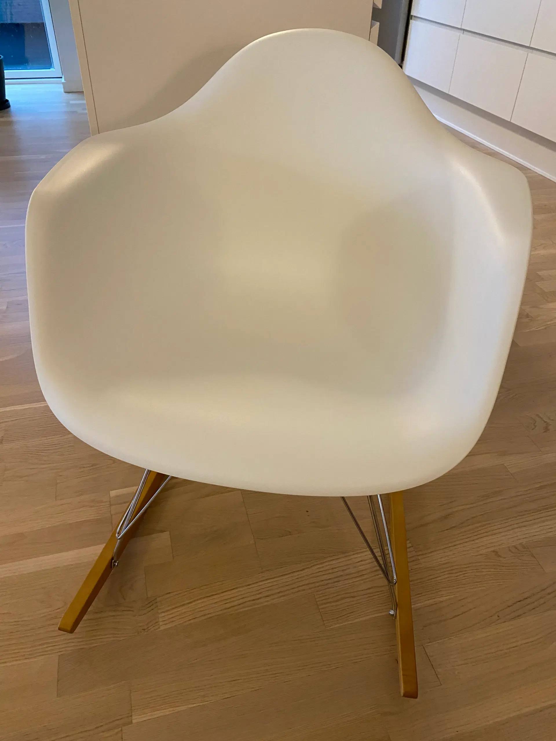 Eames plastic gyngestol