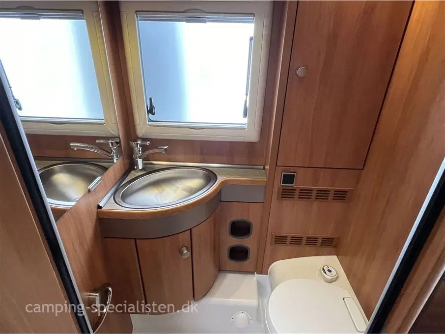 2015 - Hymer Nova SL 595   Hymer Eriba Nova SL 595 2015 m Alde centralvarme - Se den nu hos Camping-Specialistendk