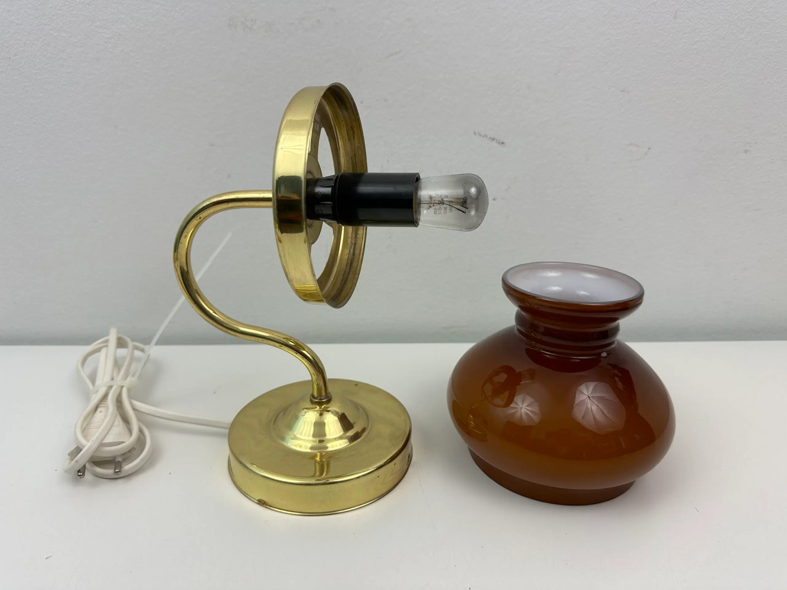 Vintage messing lampe med glas