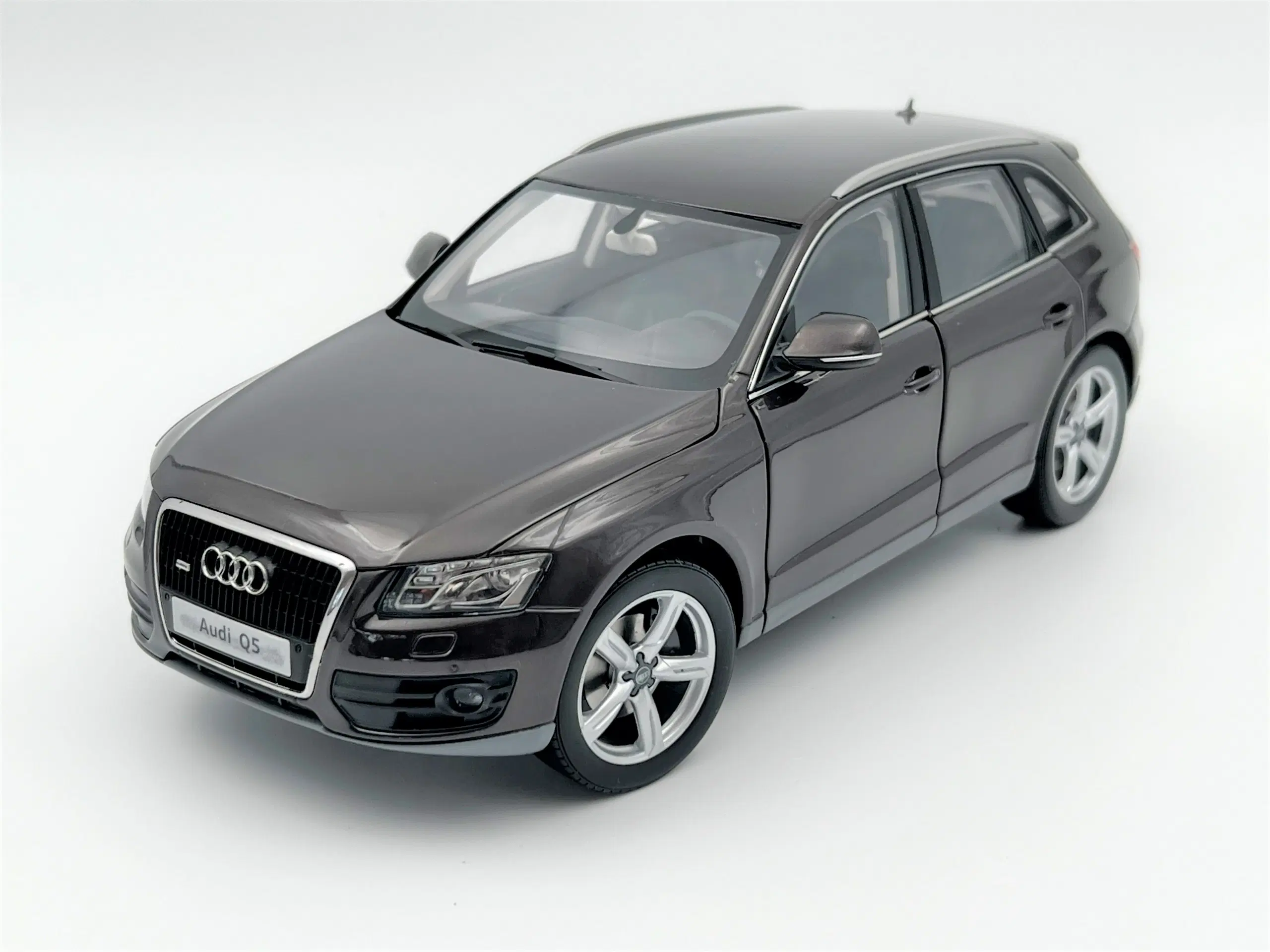 2009 Audi Q5 TFSI - 1:18