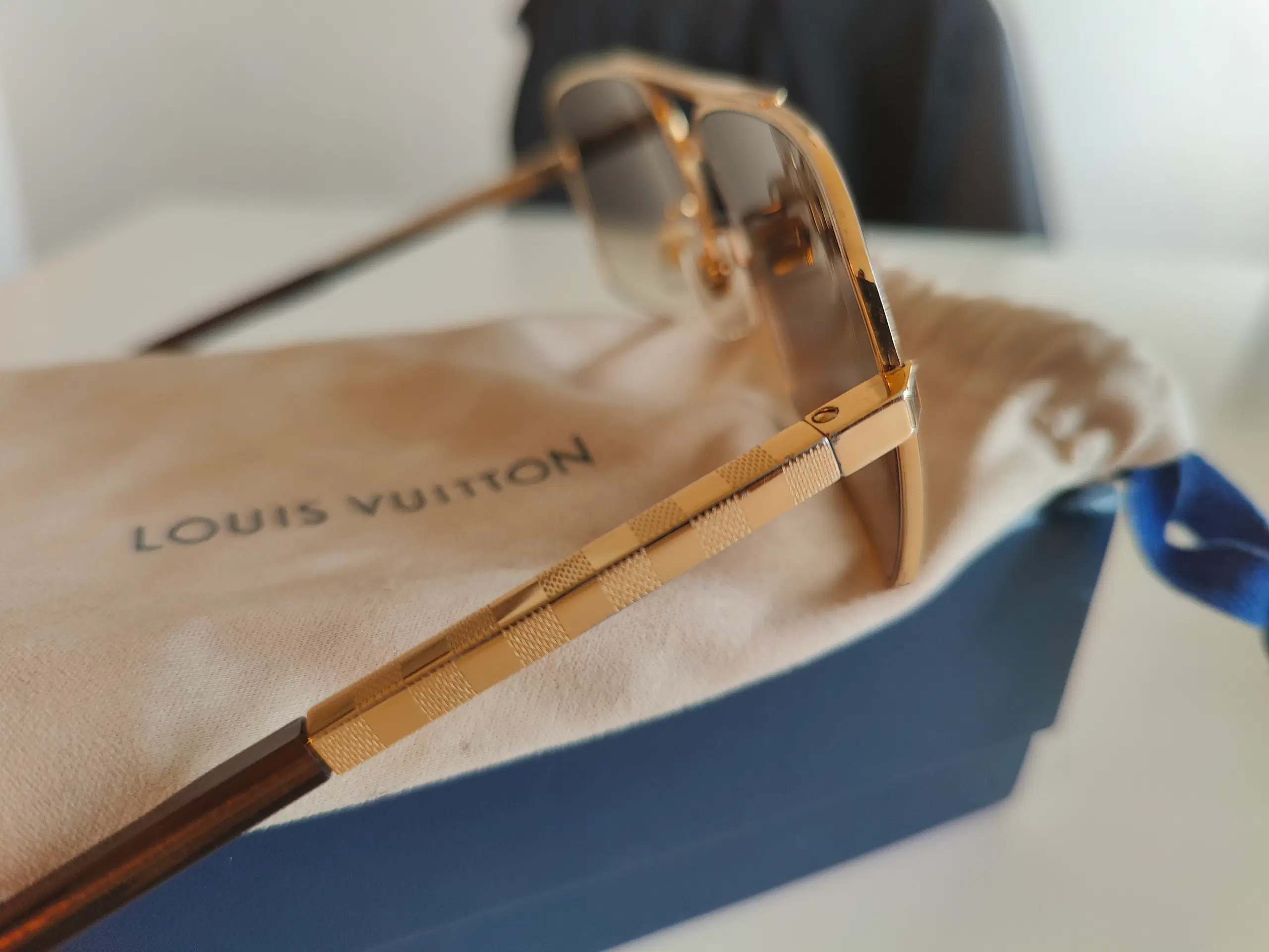 Louis Vuitton - Attitude guld