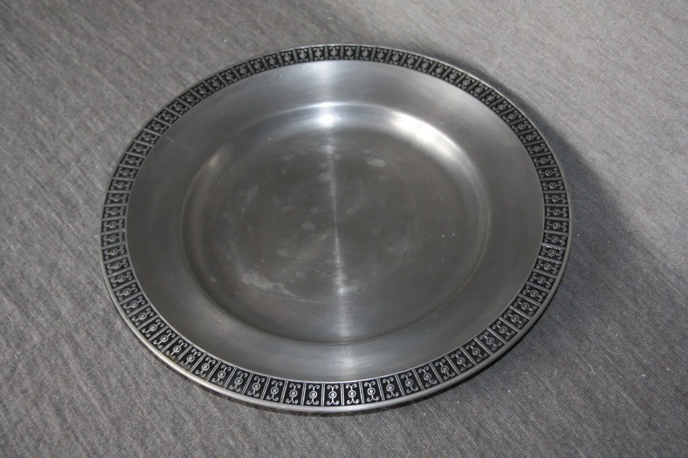 Haugrud Pewter Norway nr 413 diam 275 cm