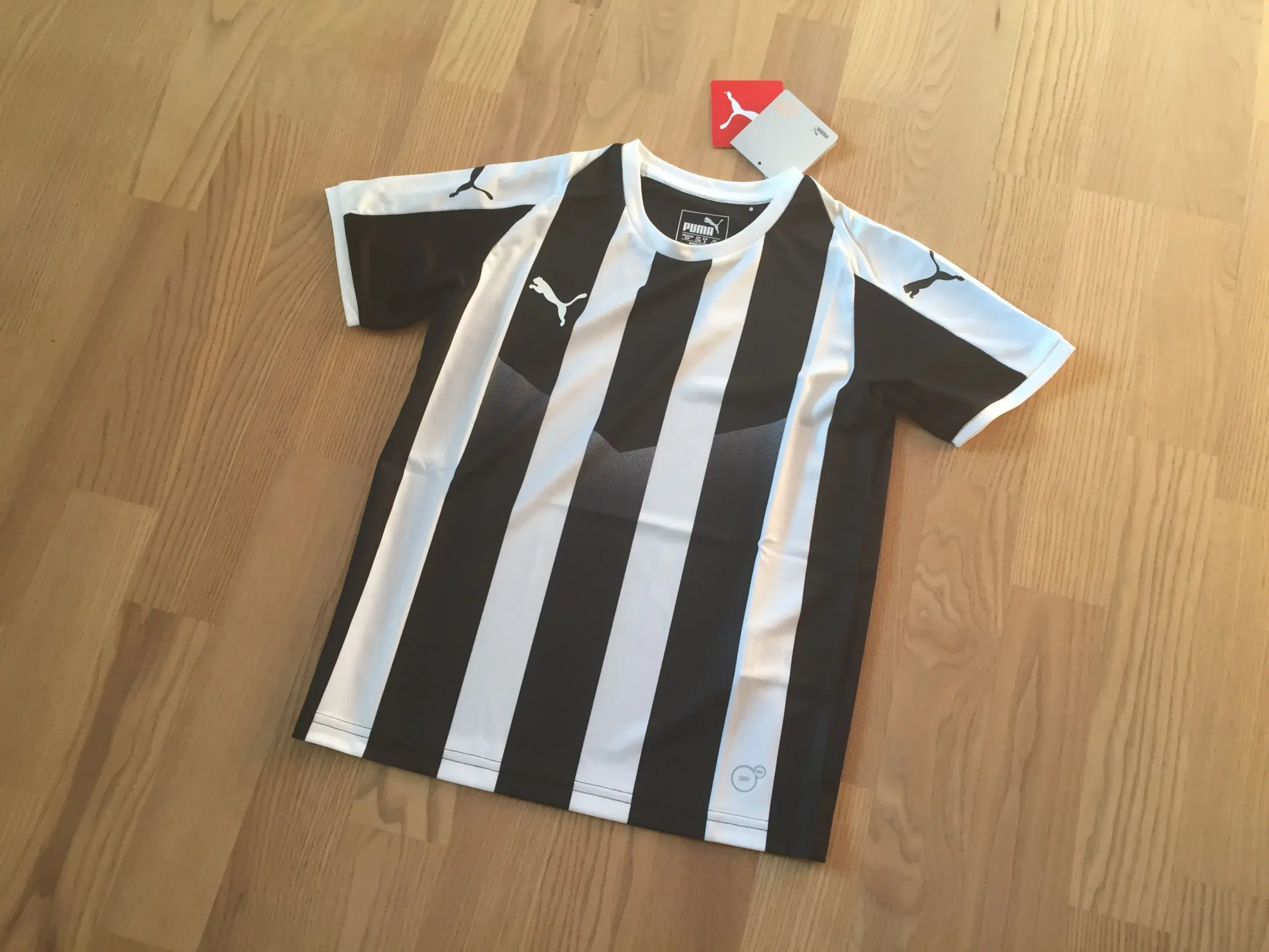 NY stribet Puma t-shirt (7-8 år)