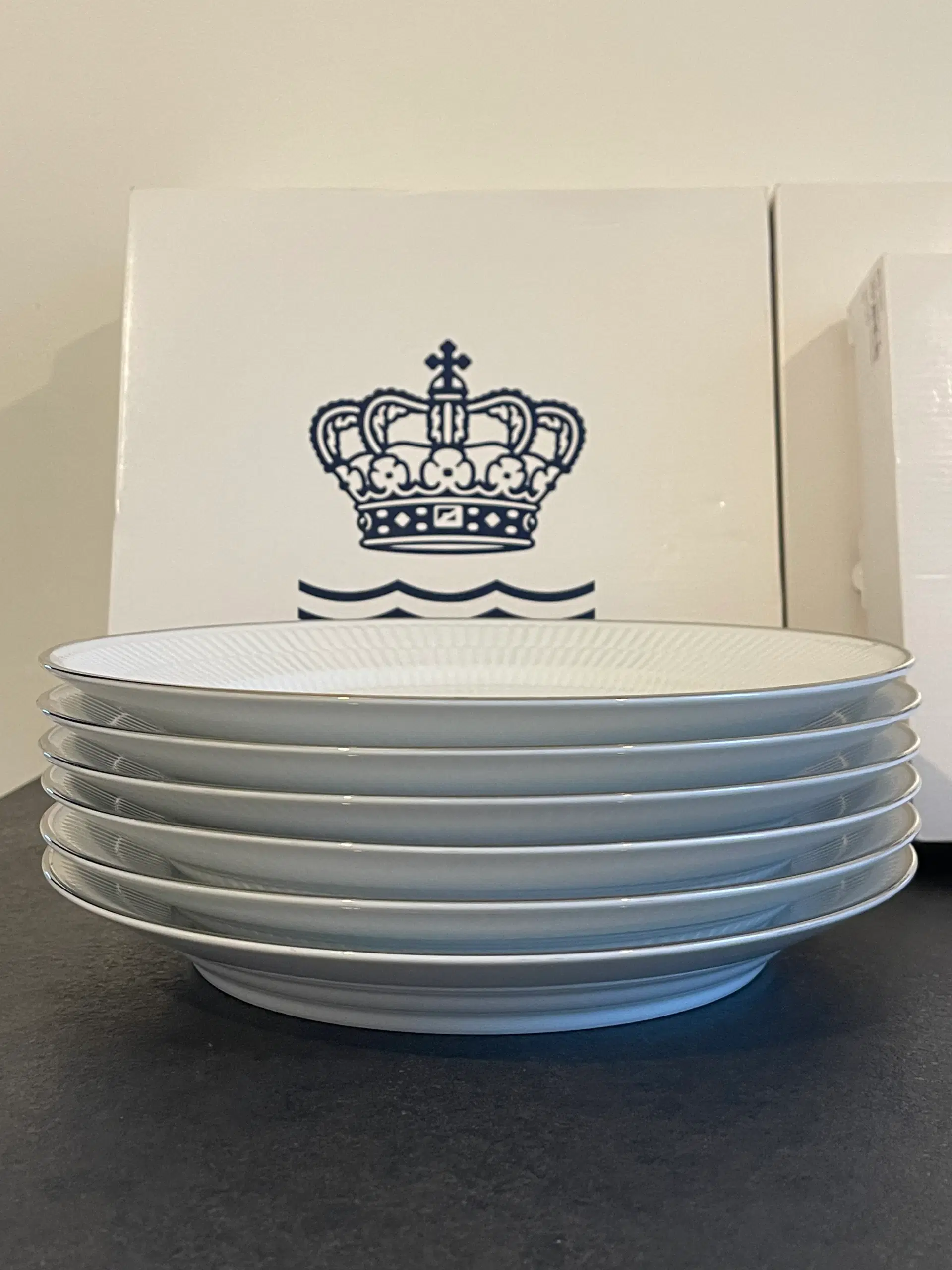 Royal Copenhagen Hvid Riflet tallerkner m platin