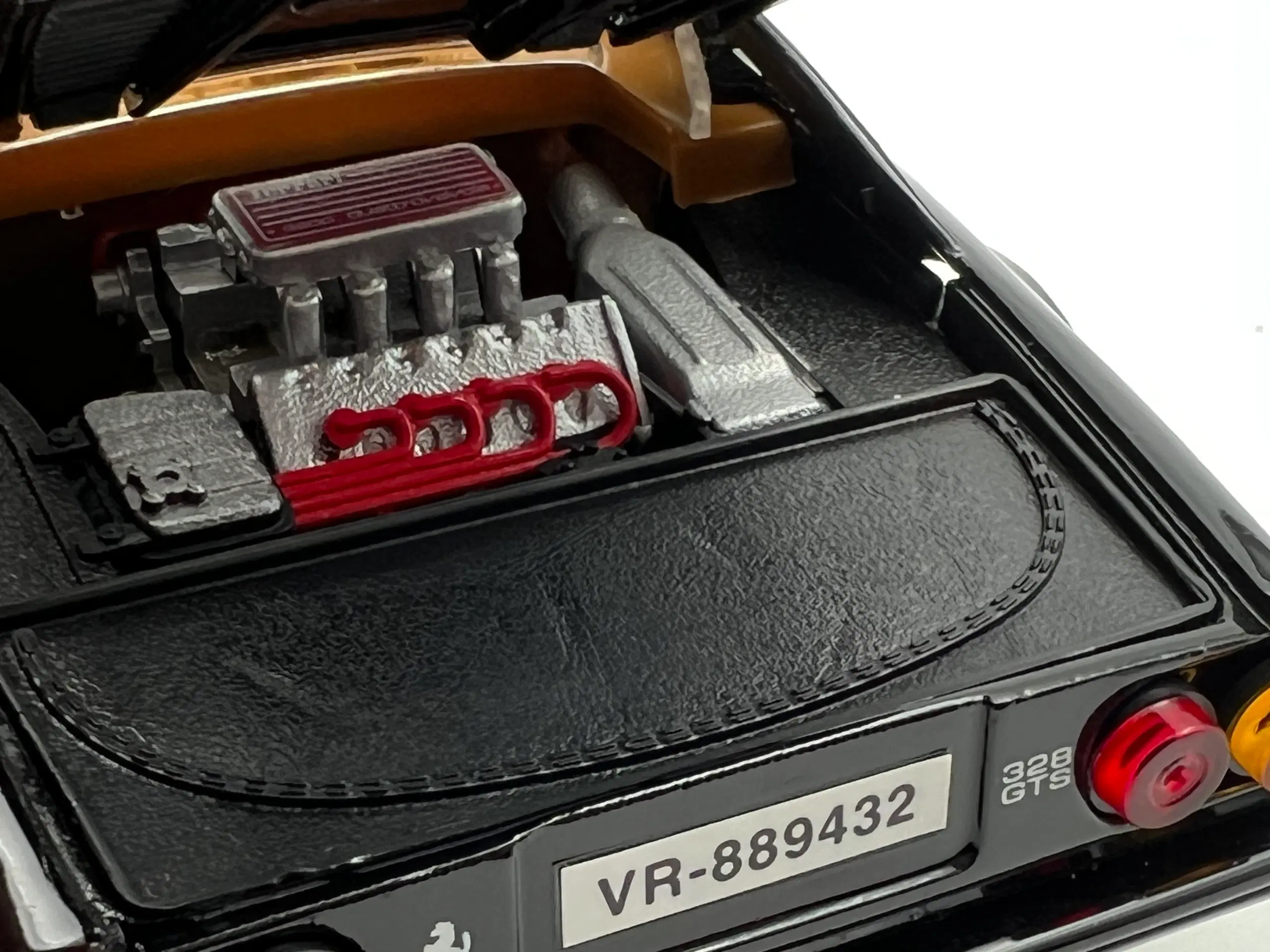 1985 Ferrari 328 GTS 32 l V8 - 1:18