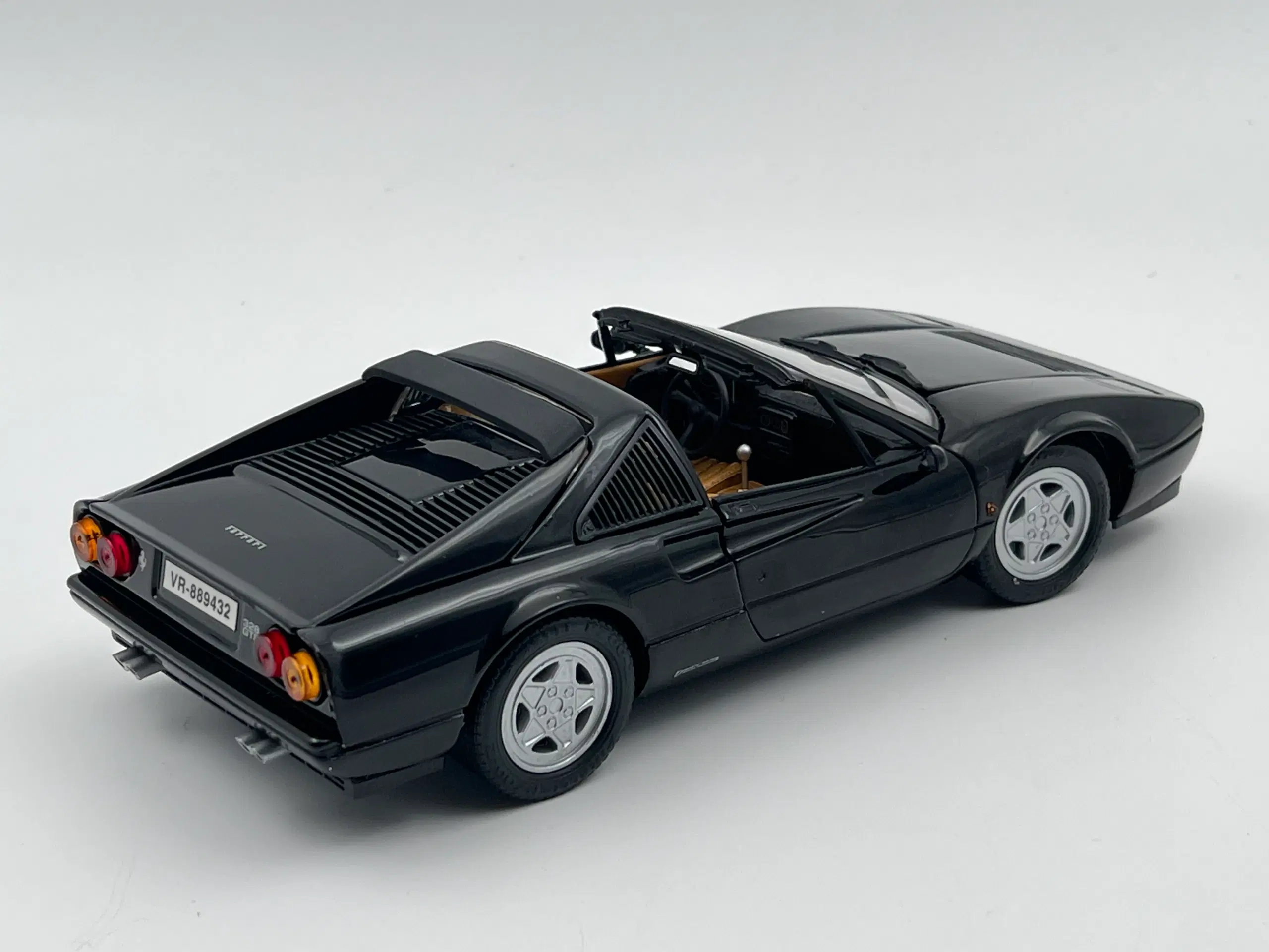 1985 Ferrari 328 GTS 32 l V8 - 1:18