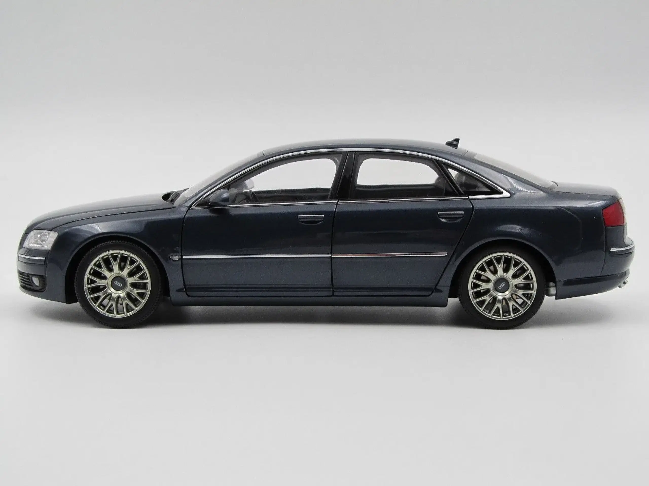 2006 Audi A8 42 TDI 1:18  Super sjælden model