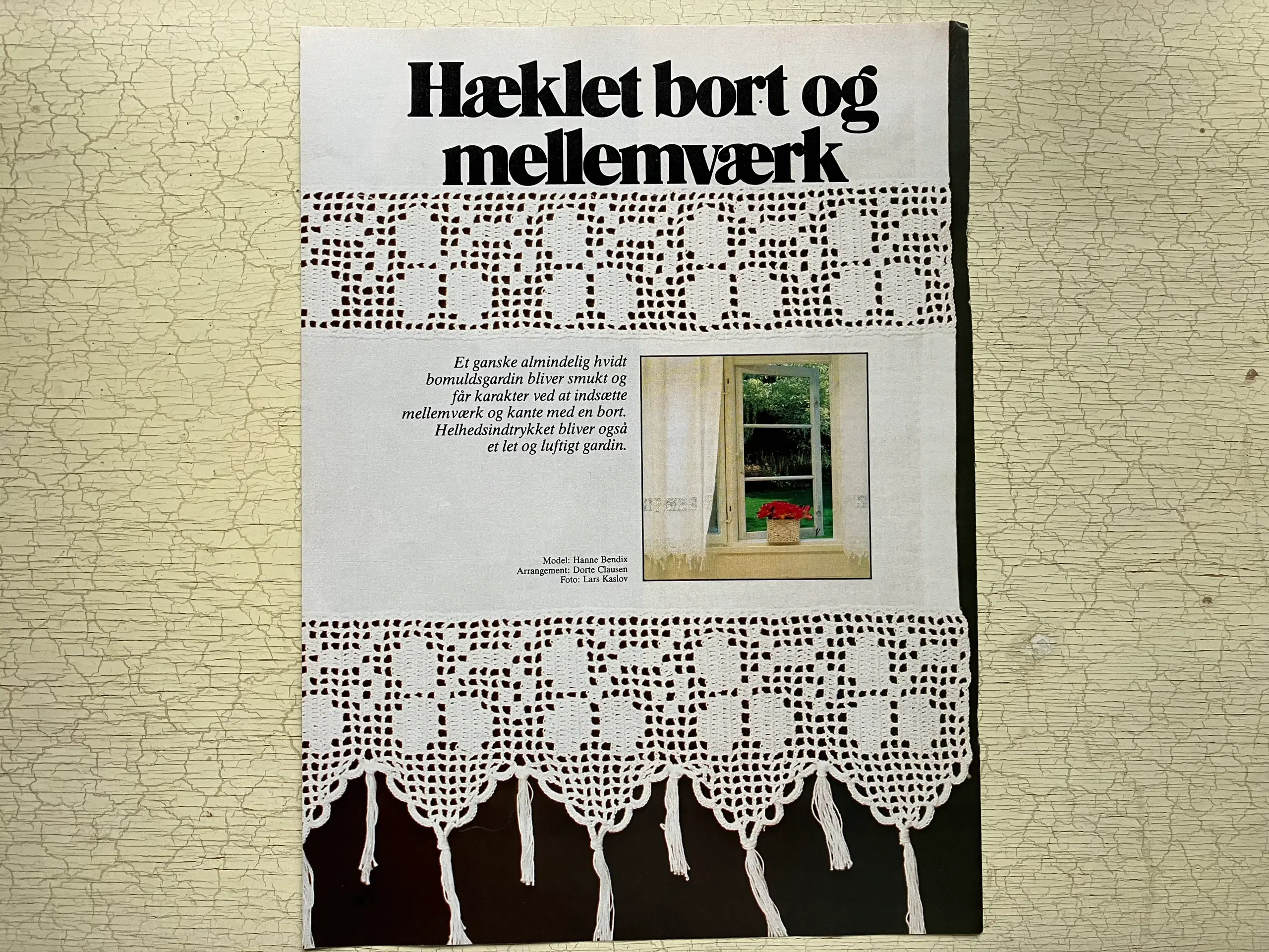 Gardin med hæklet bort og mellemværk