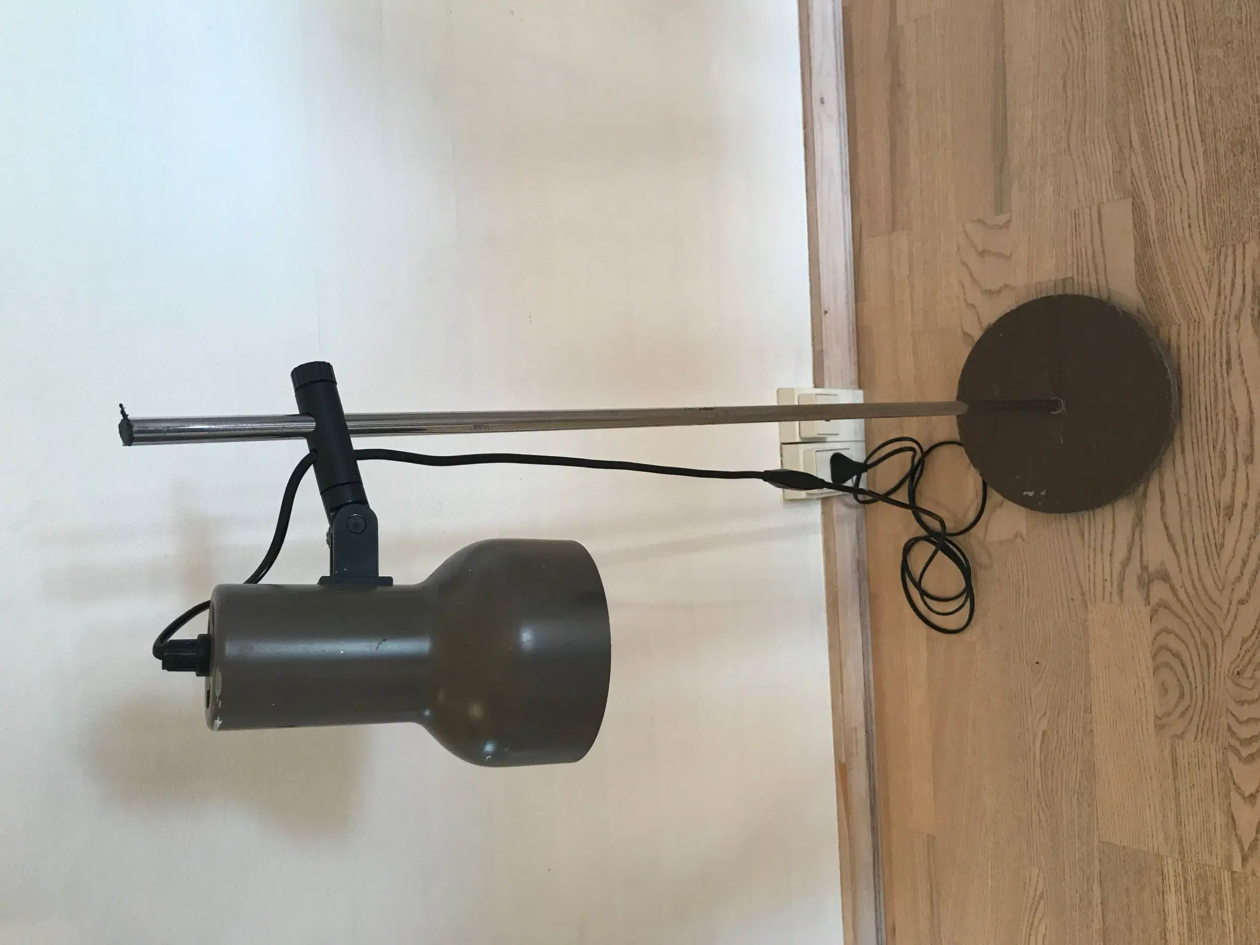 Grålig standerlampe / gulvlampe (retro)