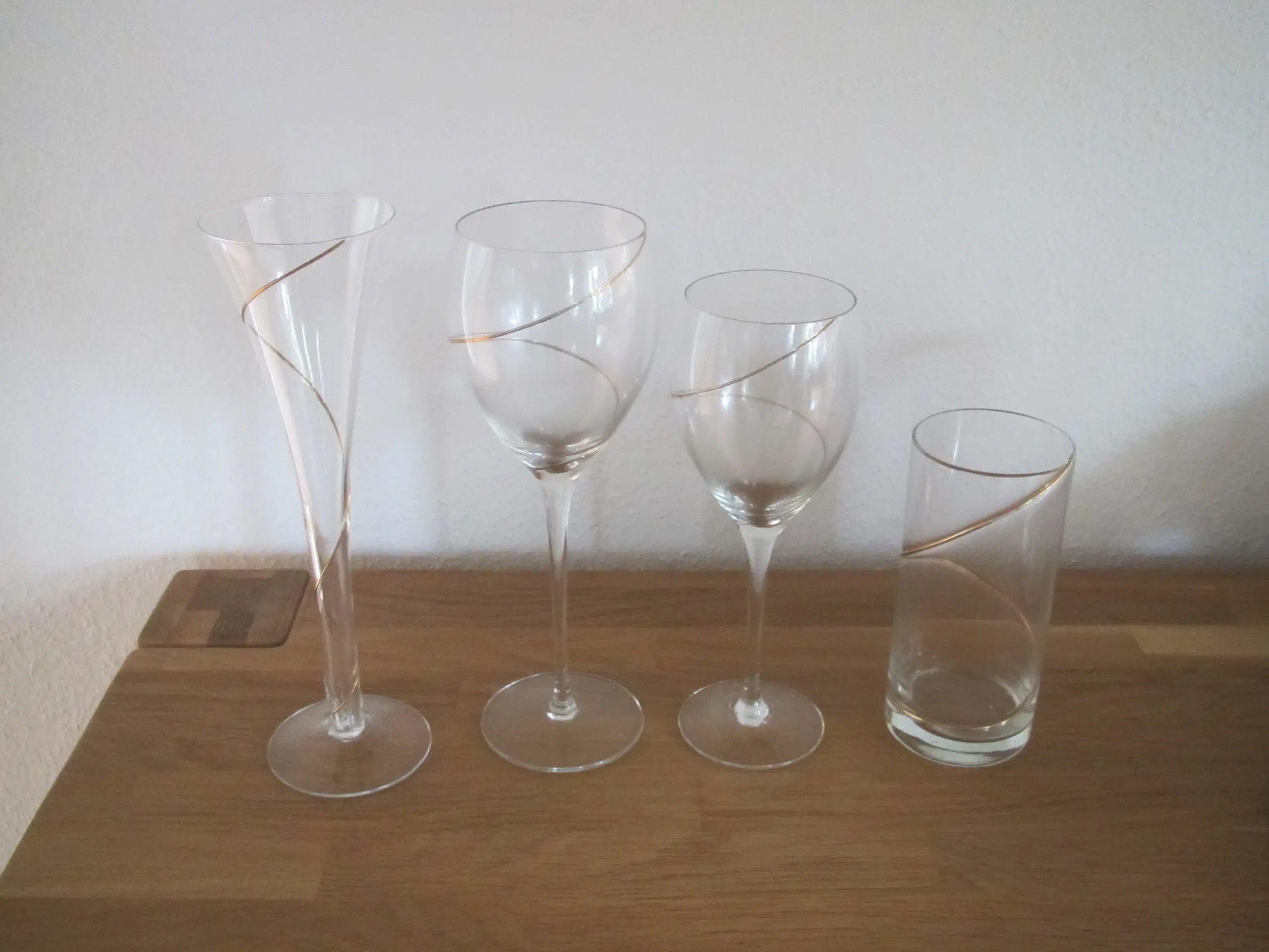 Drikke glas med guls snor