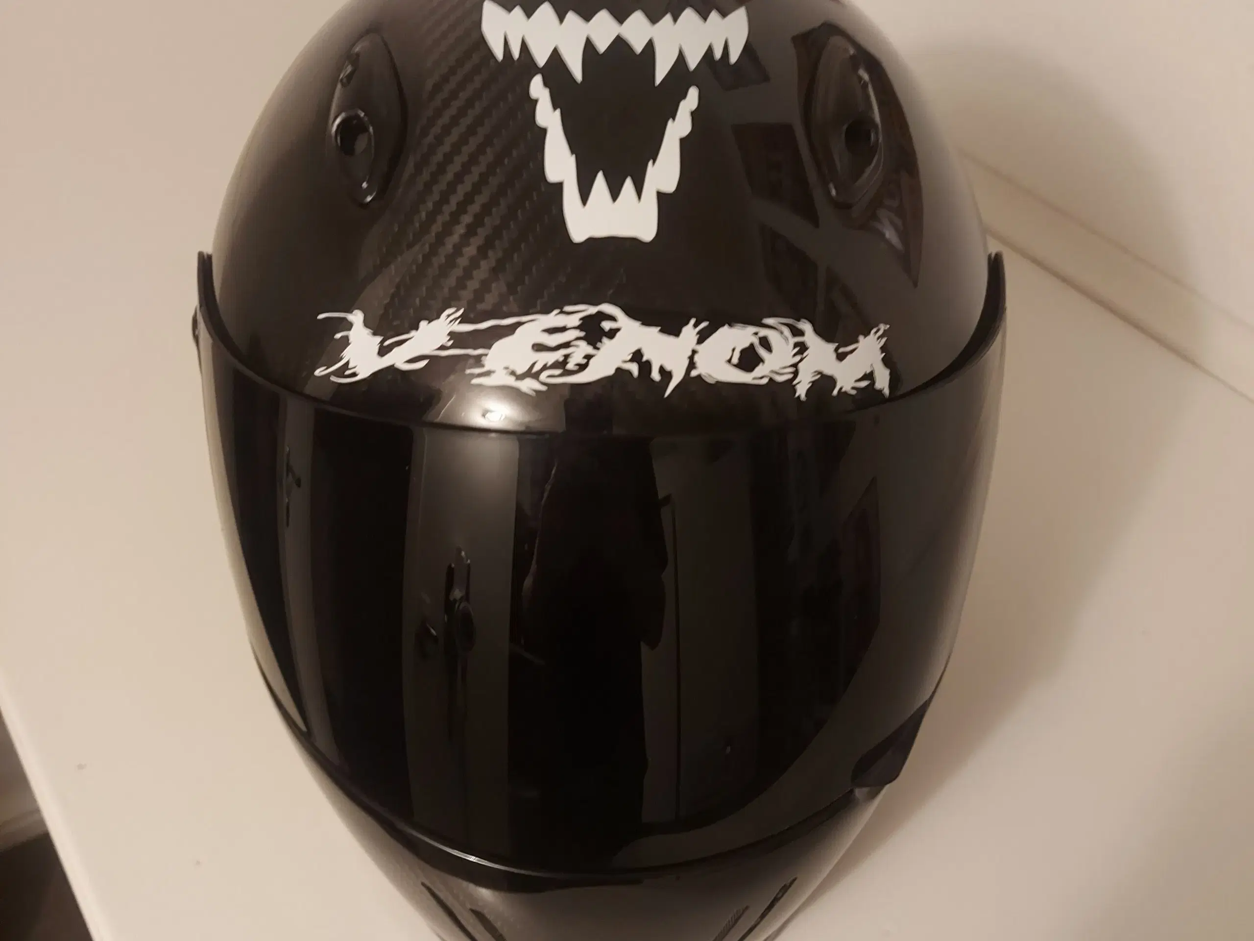 Styrthjelm (Venom motiv)