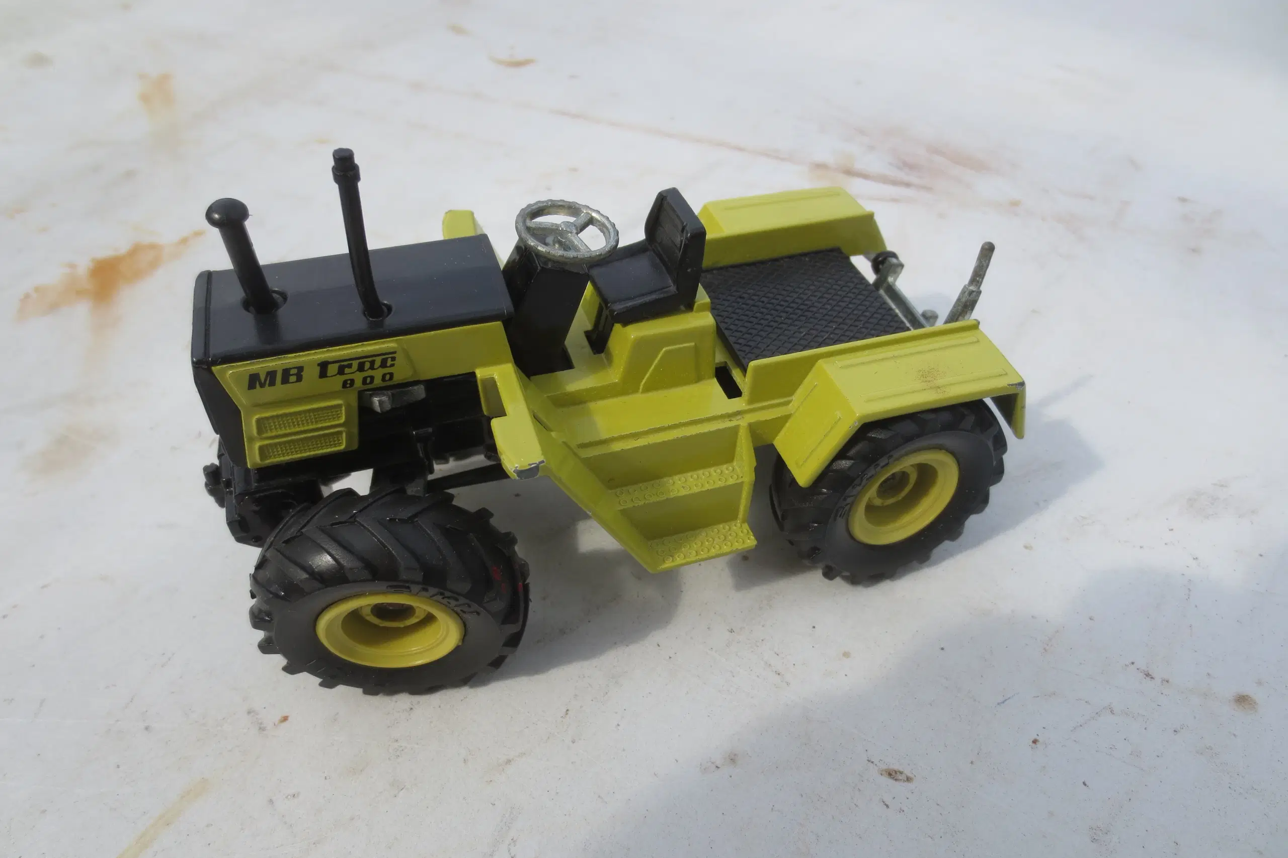 1 stk BM Volvo 1 stk MB Trac 800 modeltraktorer