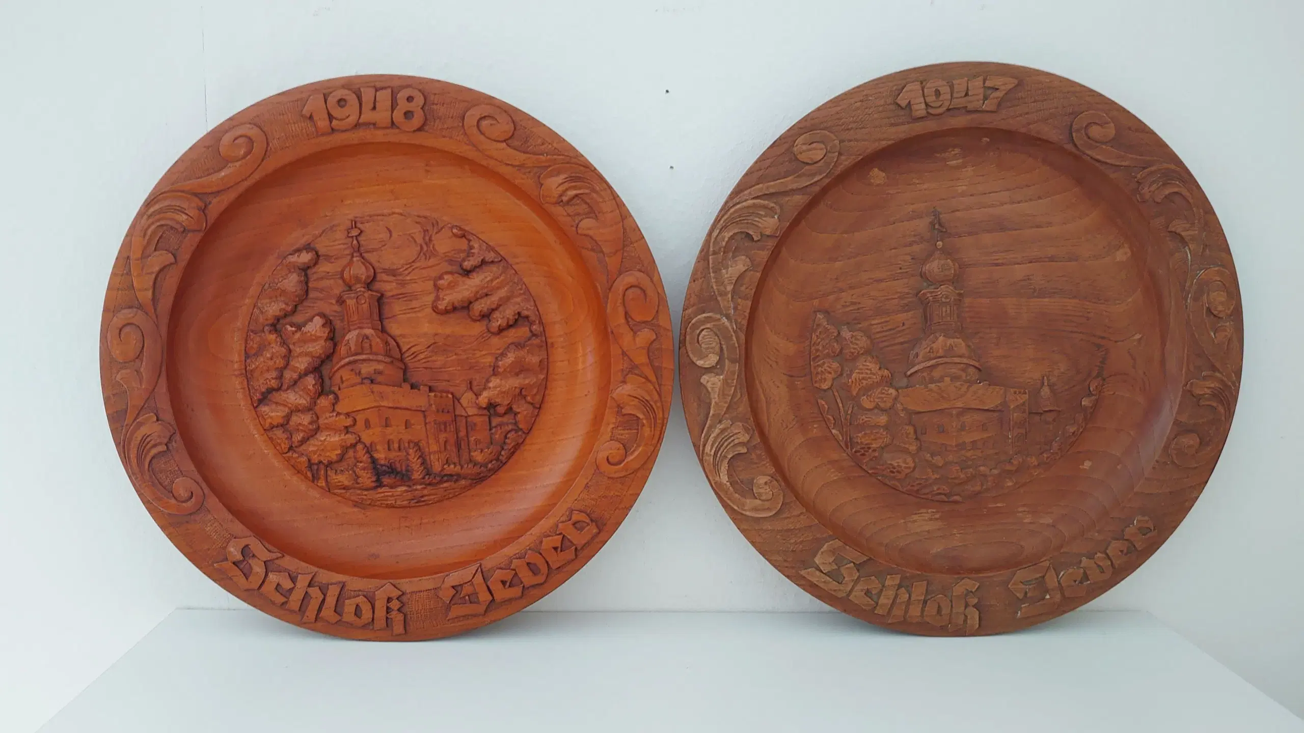 2 træplatter fra 1947 og 1948 med slotsmotiver