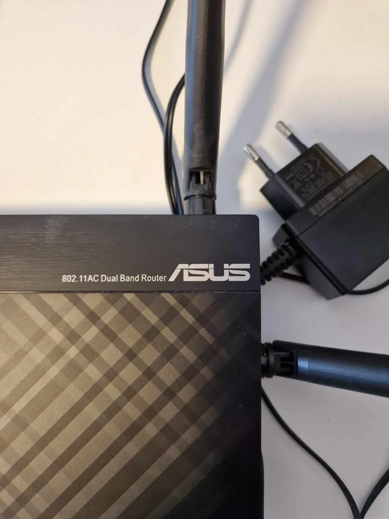 Asus RT-AC750L router