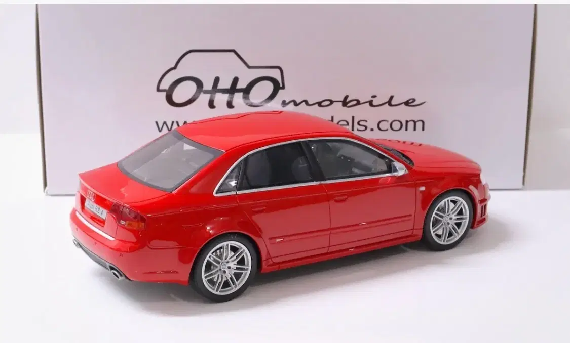 1:18 Audi RS4 B7 2005