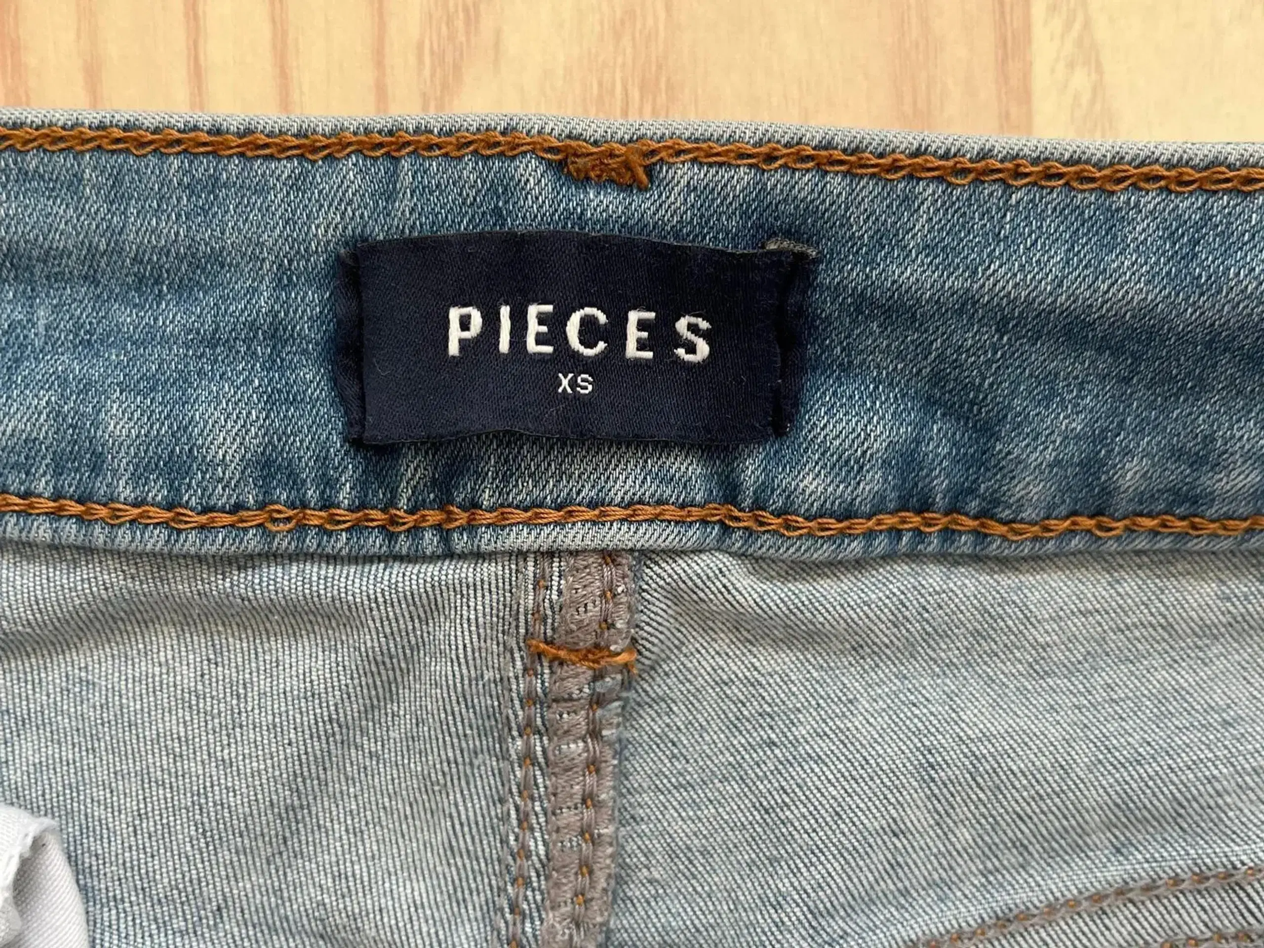 Jeans med detaljer