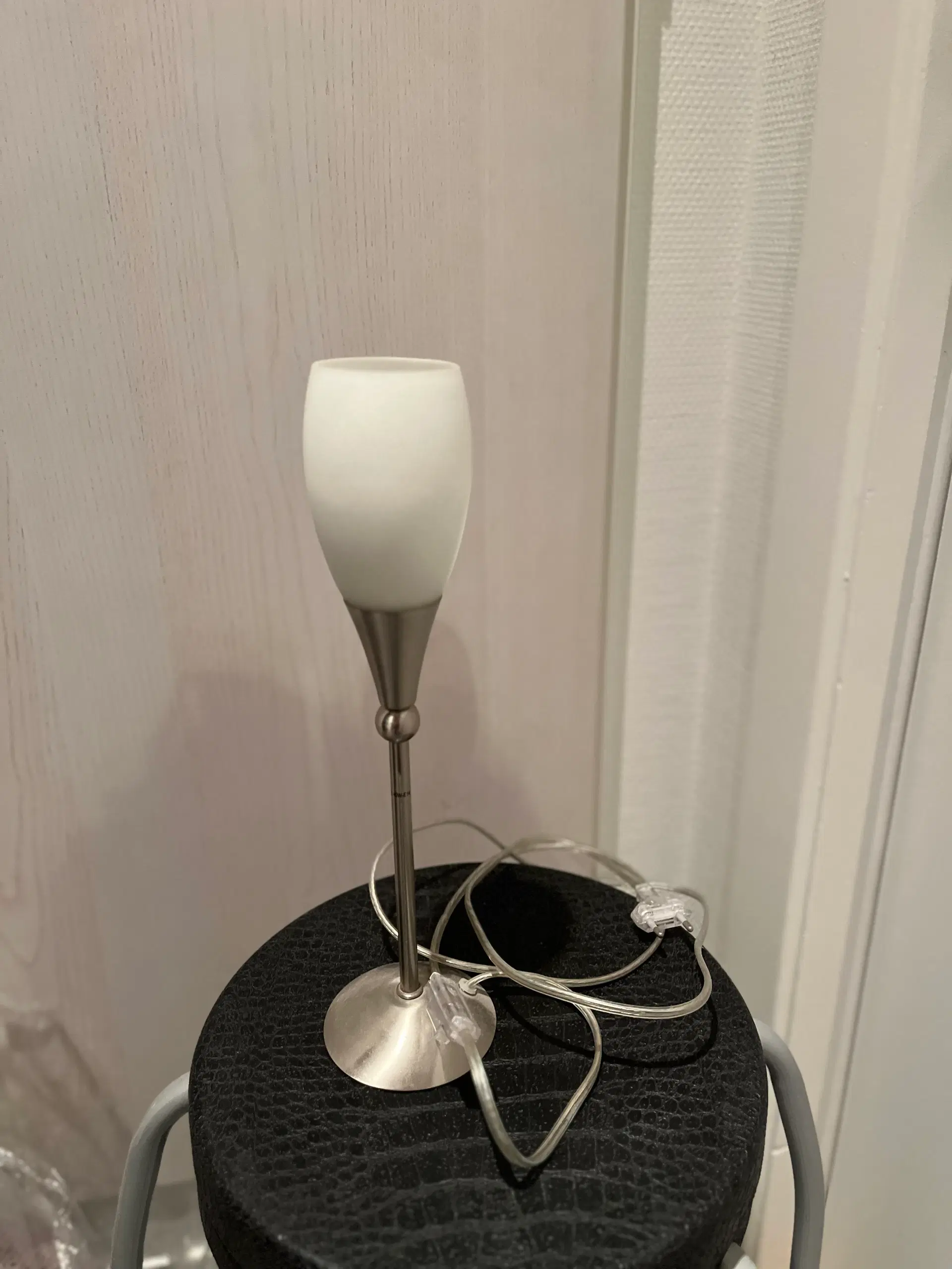 Lampe til bord eller reol