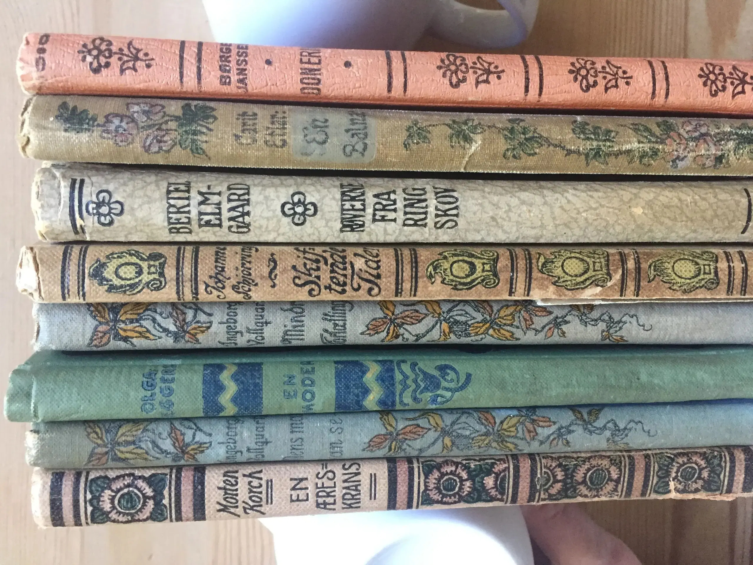9 meget fine og smukke antikke bøger