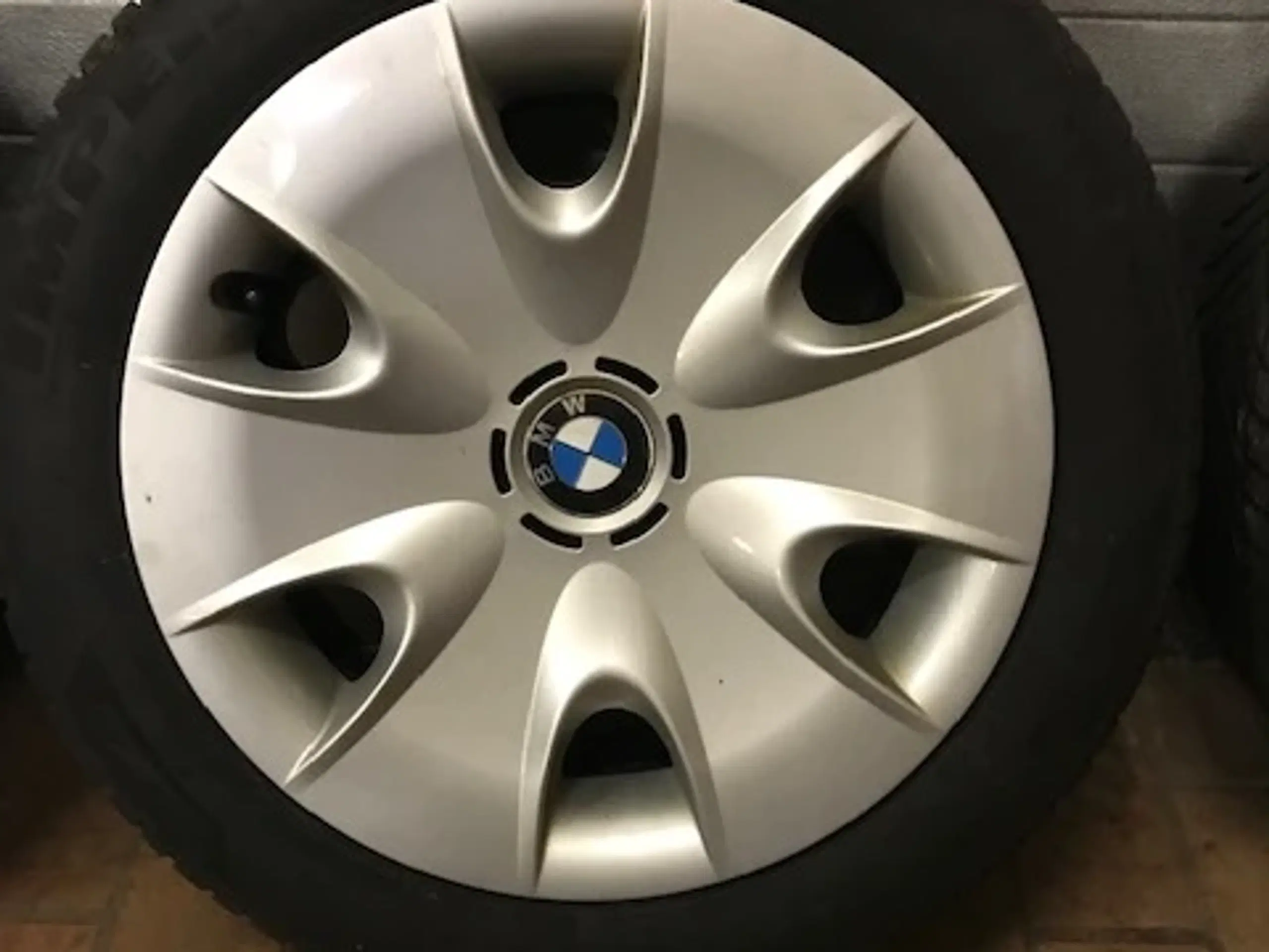 BMW 1 serie van 16" stålhjul med kapsler