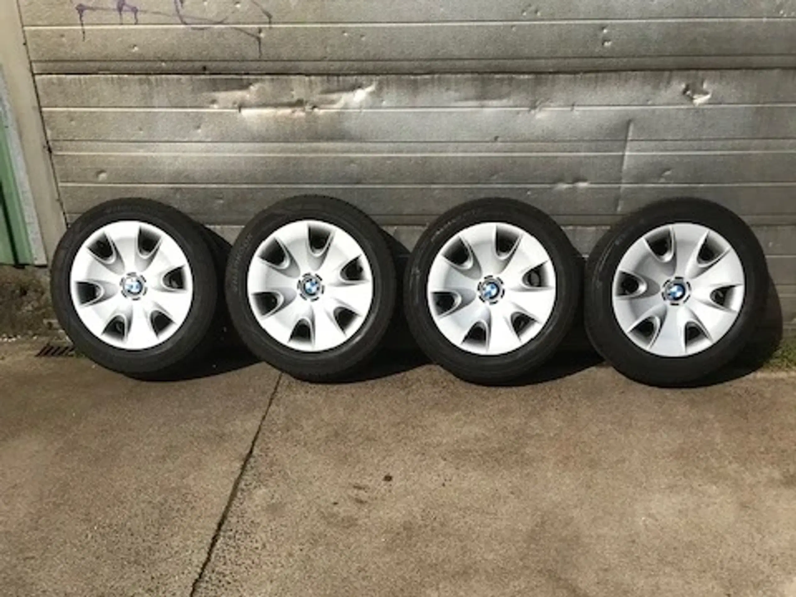 BMW 1 serie van 16" stålhjul med kapsler