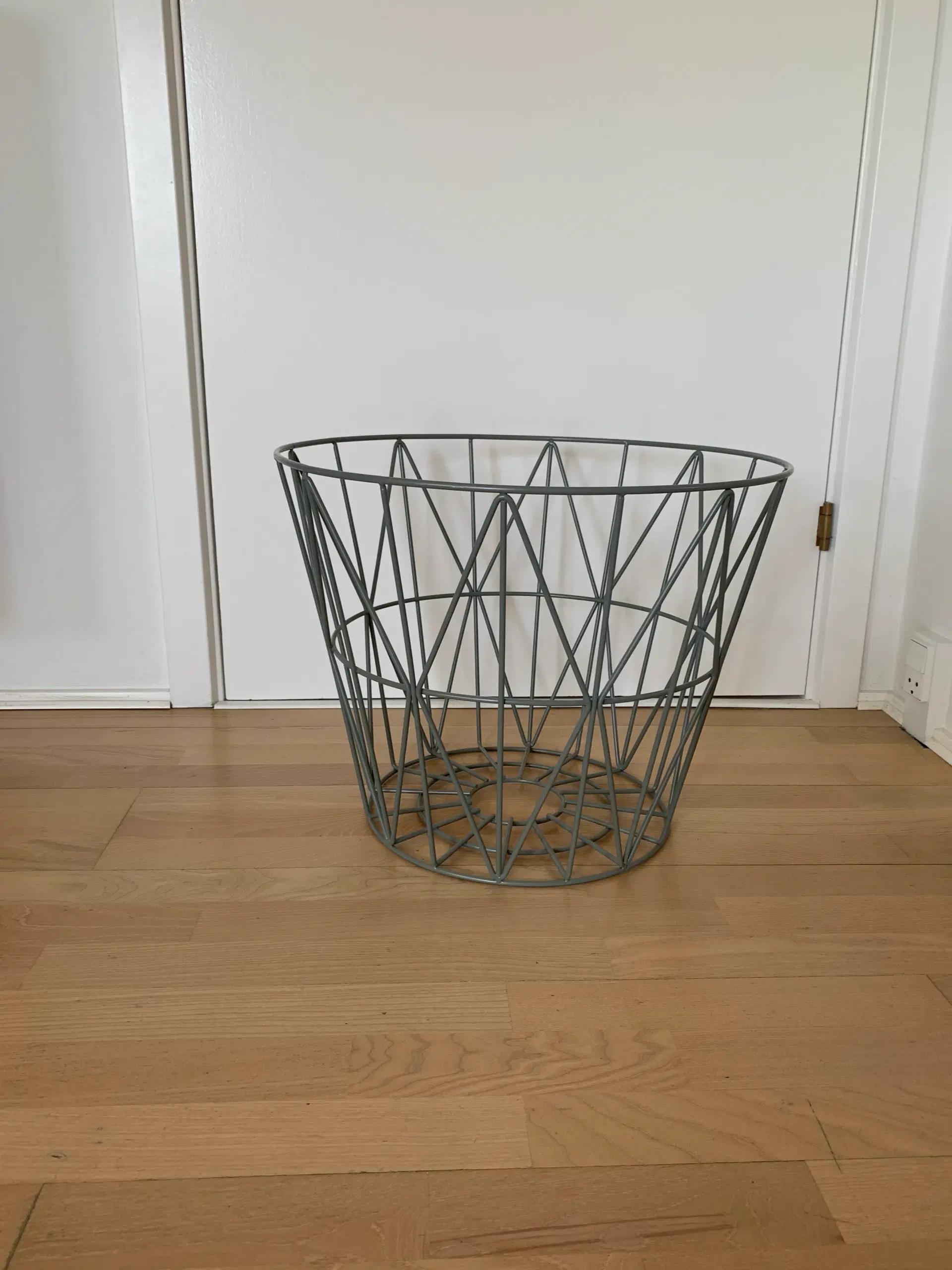 Ferm Living Wire basket støvet grøn