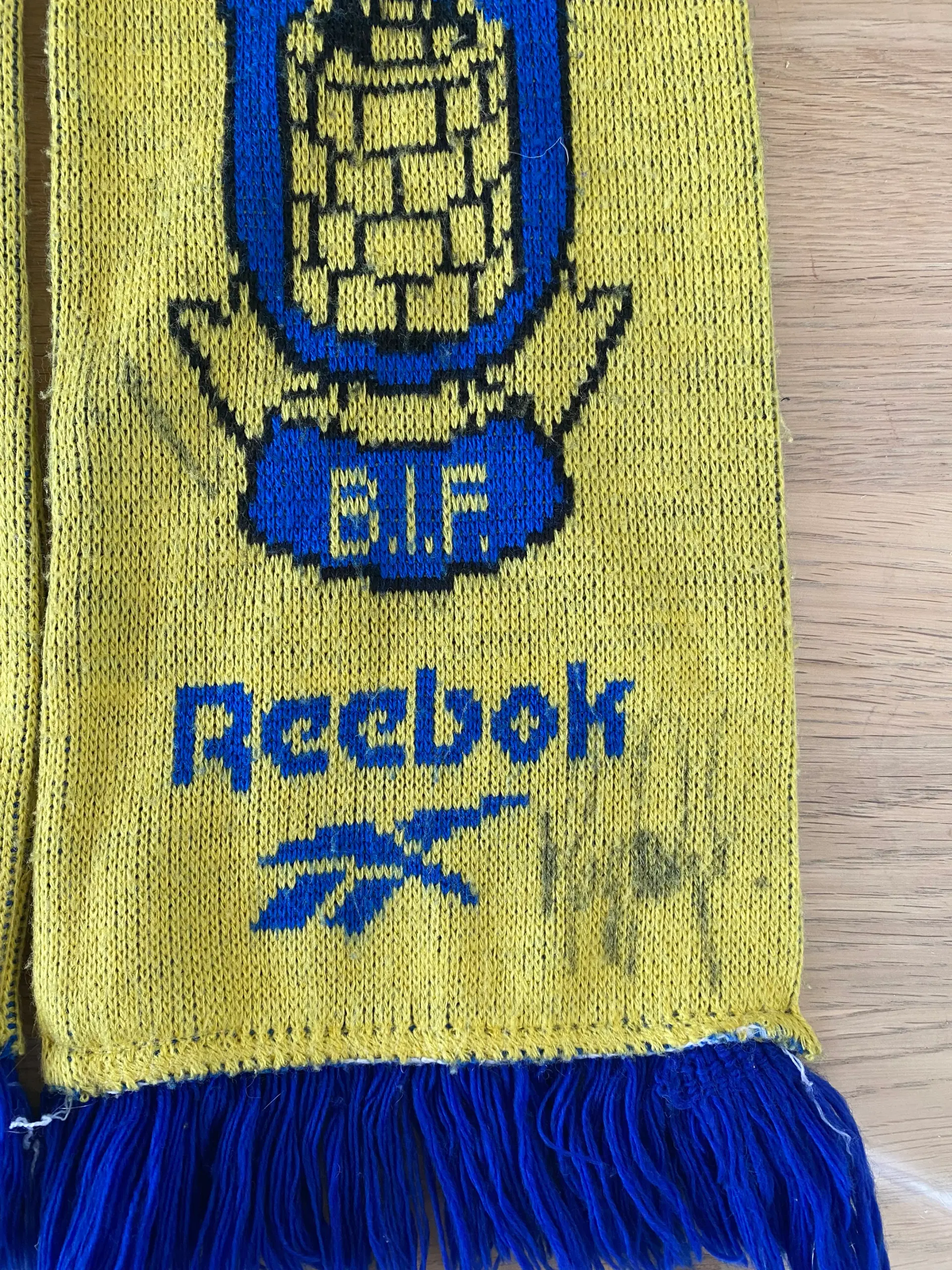 Brøndby halstørklæde med autografer