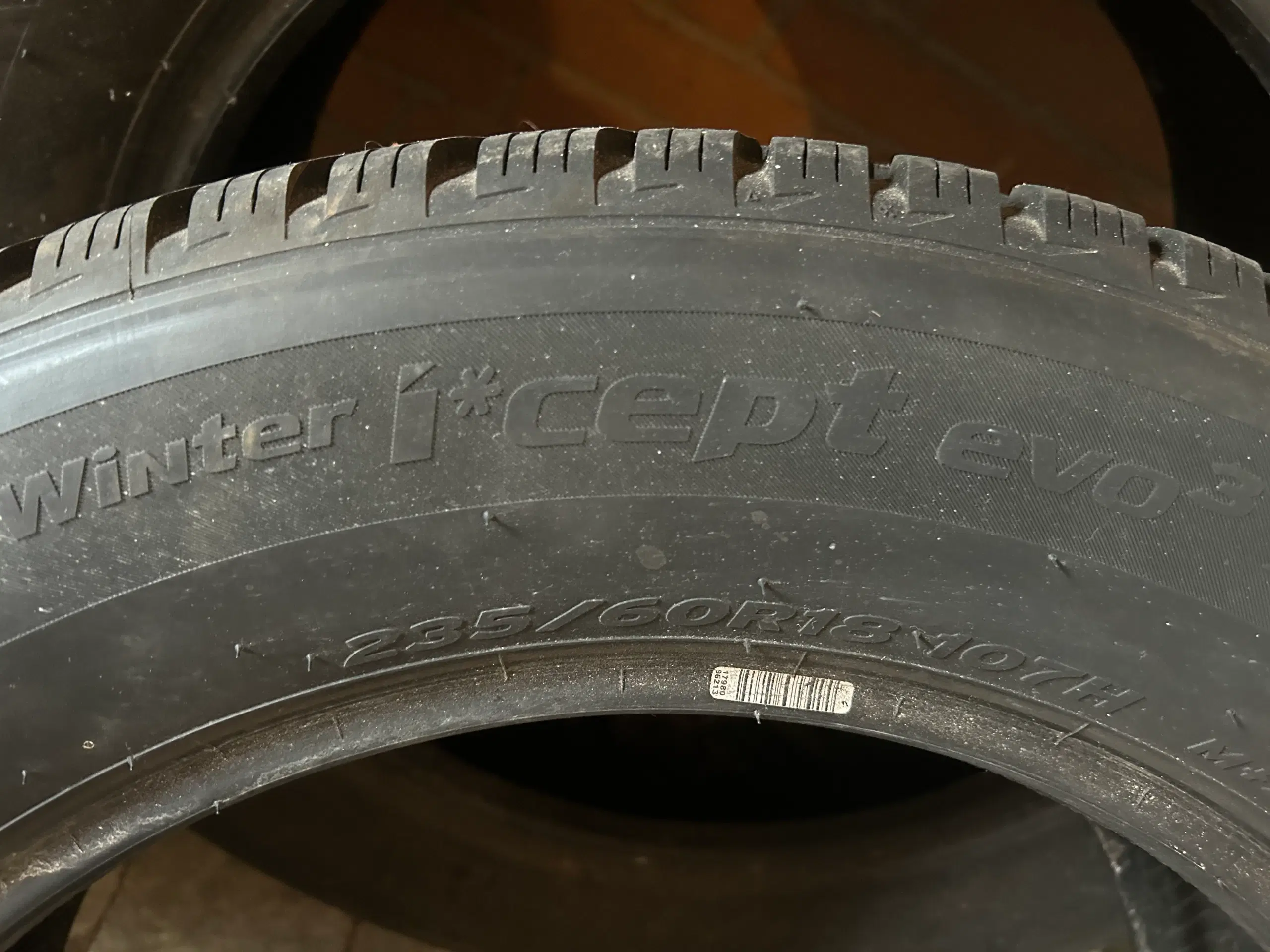 Hankook 235/60-18 107