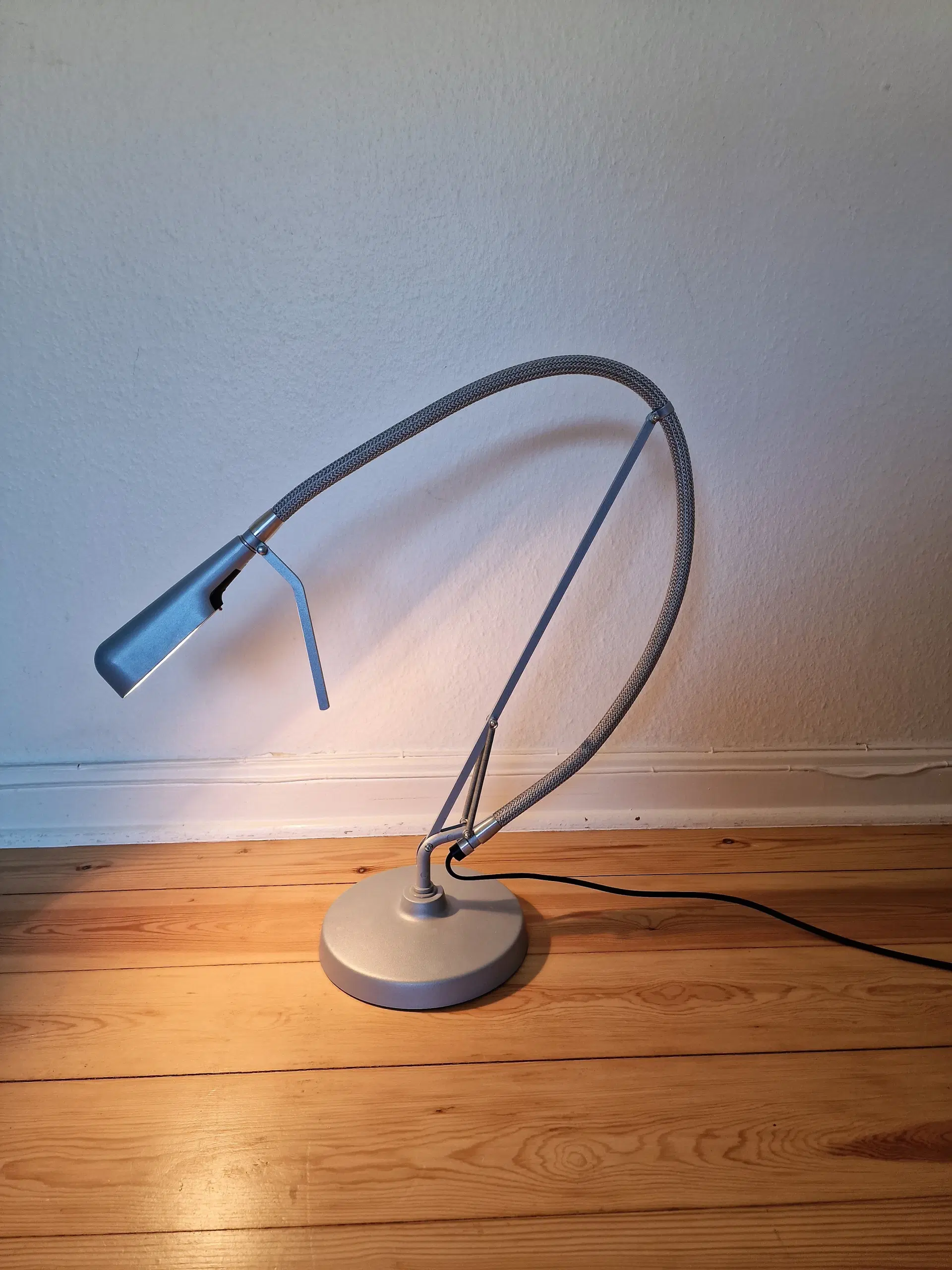 Skøn Luxo Arketto bordlampe