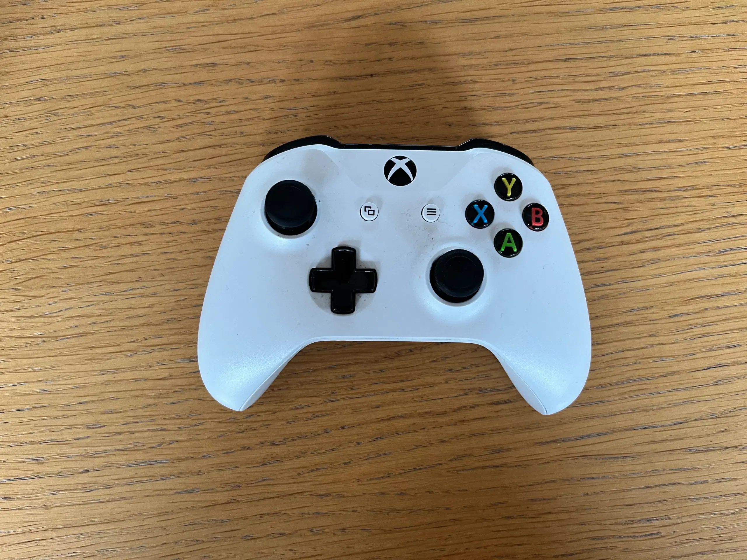 Xbox One S med spil og controller