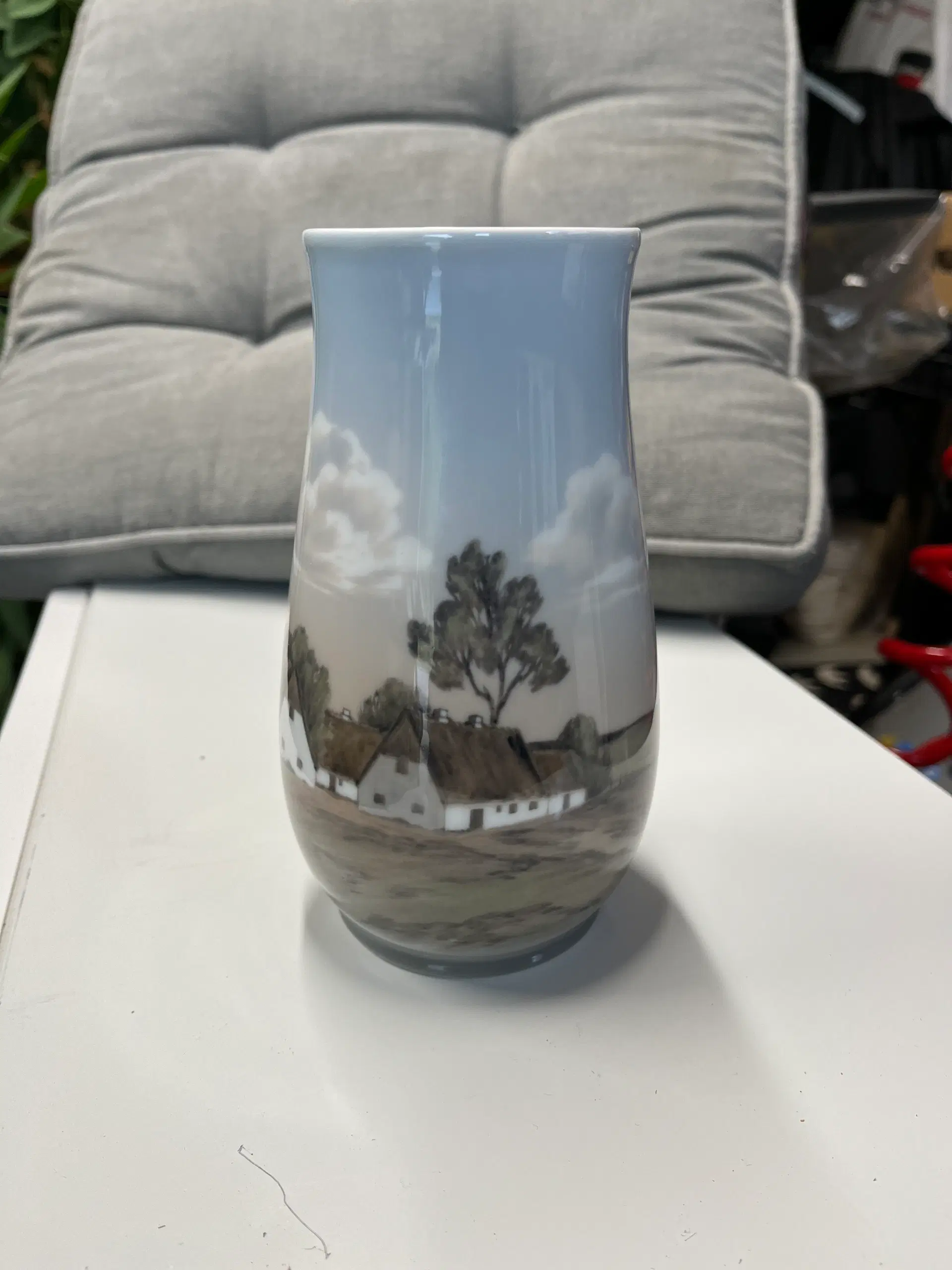 B  G vase med gård motiv