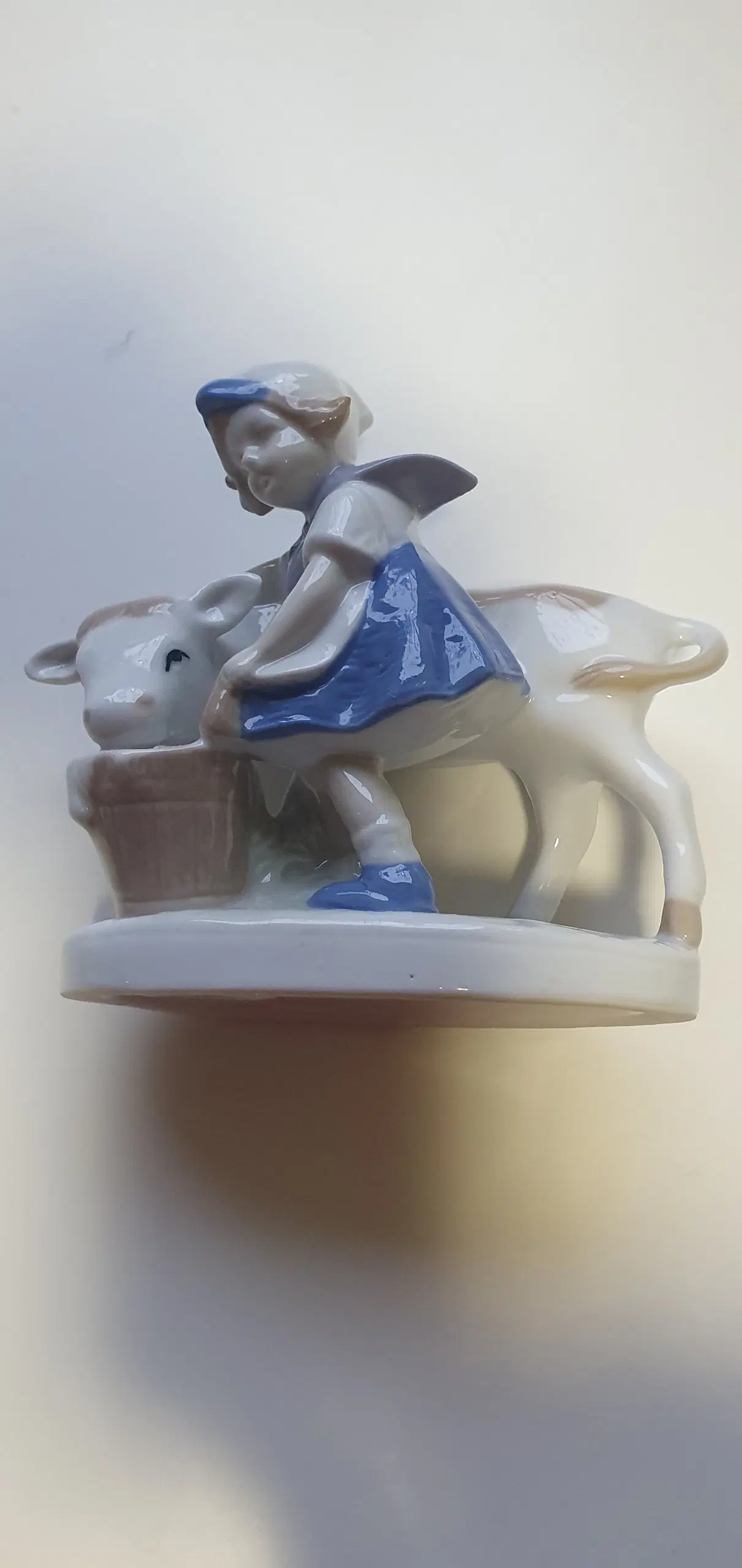 Porcelænsfigur - Pige med kalv