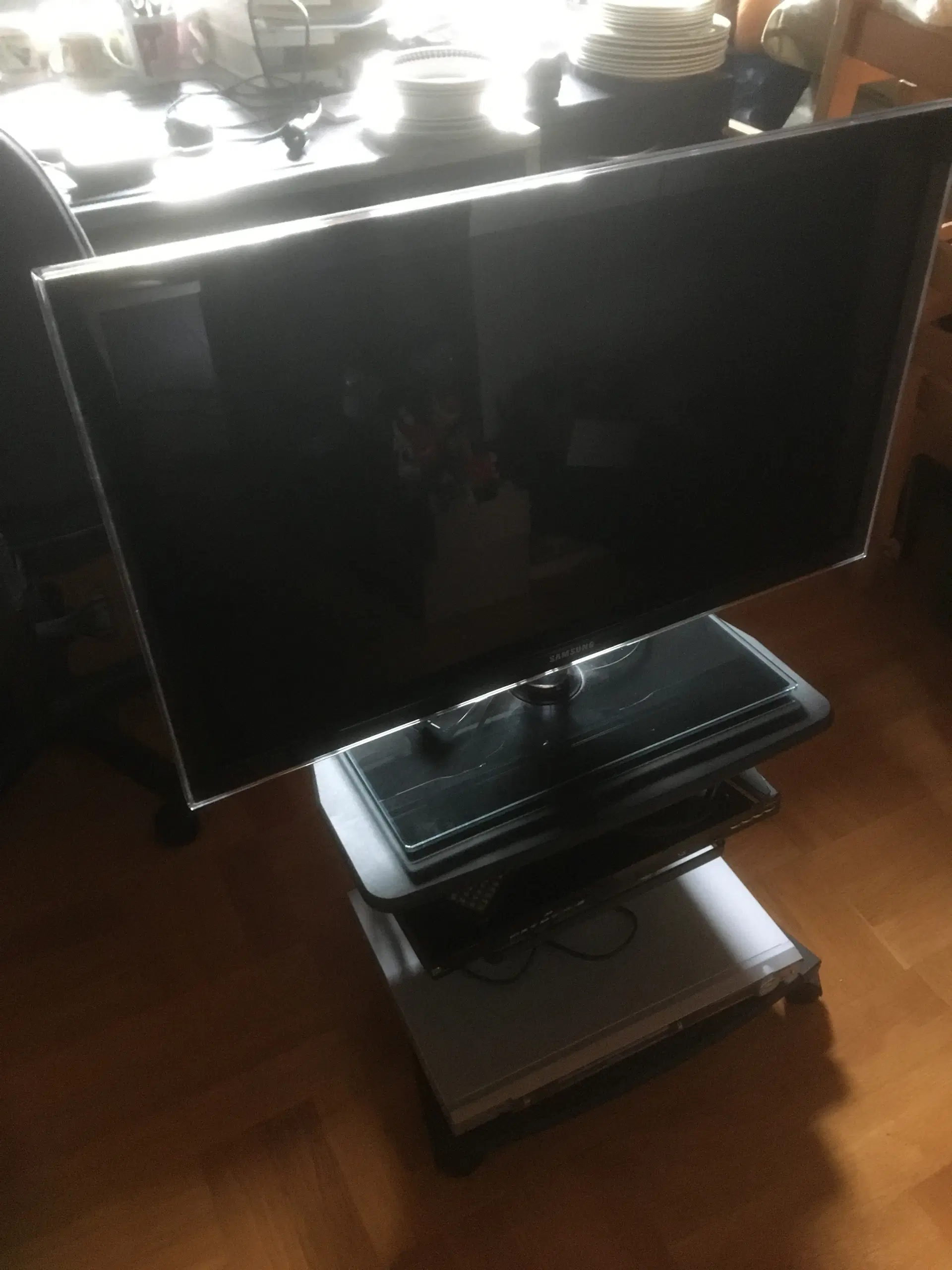 Samsung TV incl bord og DVD afspiller