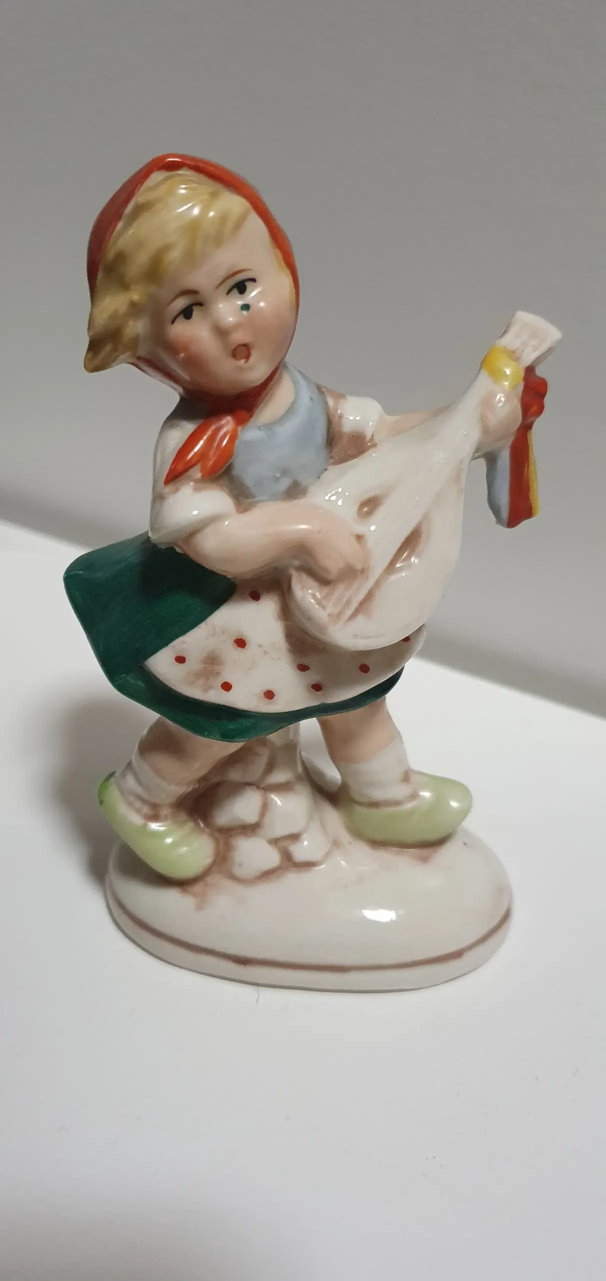 Porcelænsfigur - Pige spiller på mandolin